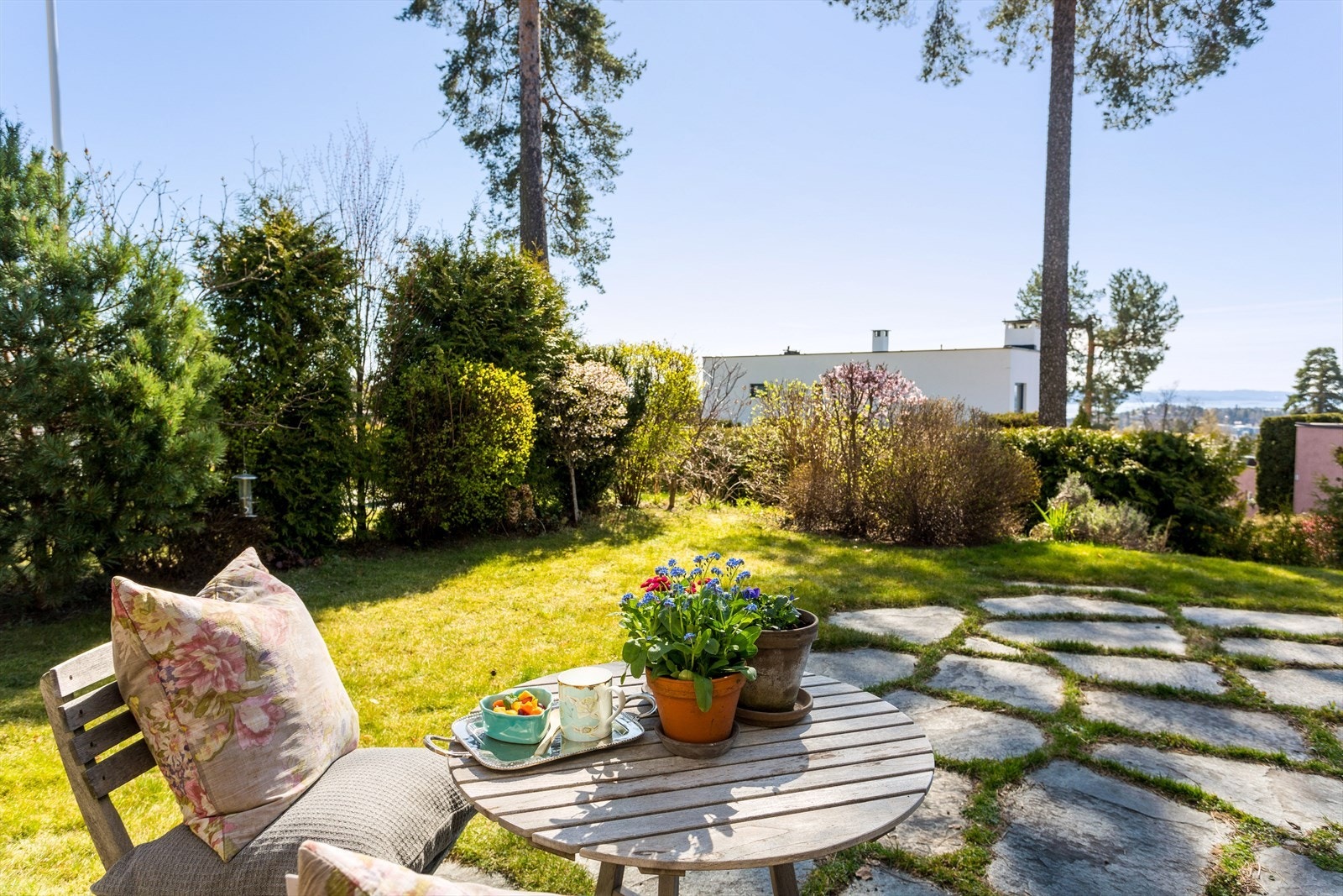 På bakkeplan (utenfor hovedsoverommet) finnes en solrik markterrasse! Galleribilde