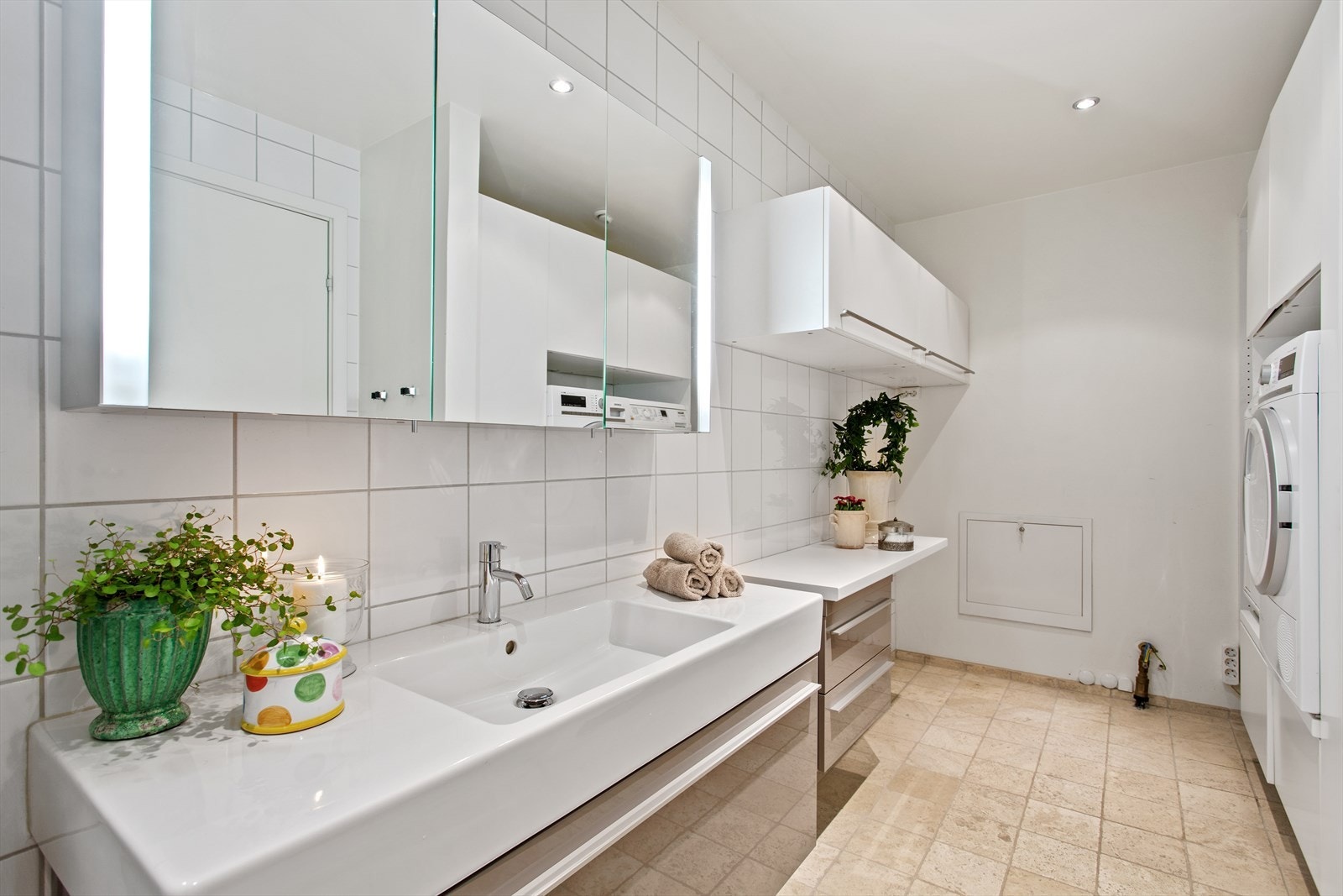 Flislagt bad/WC med gulvvarme, som også innehar opplegg for vaskemaskin og tørketrommel. Galleribilde