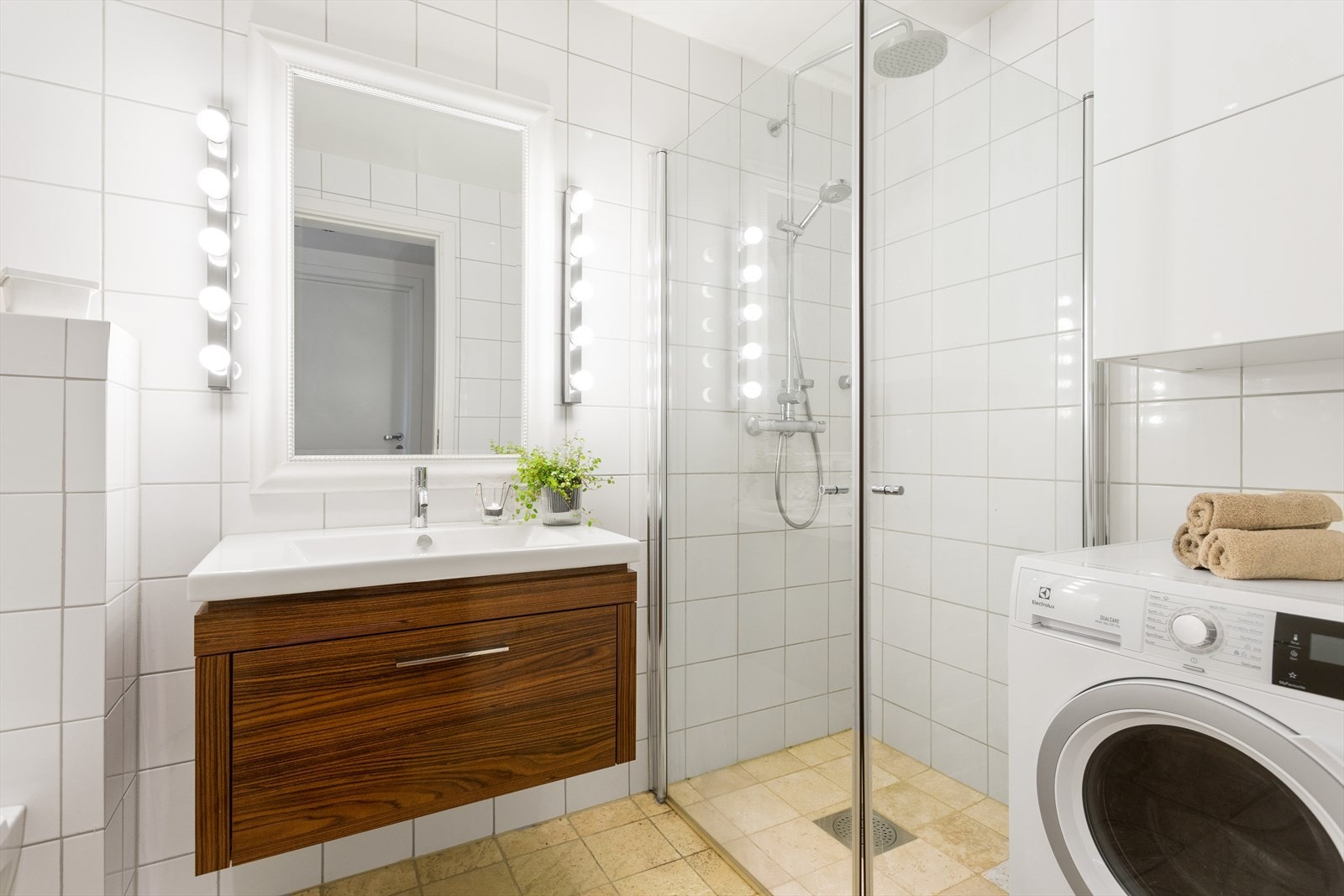 Badet er flislagt med gulvvarme, og har opplegg for vaskemaskin. Galleribilde