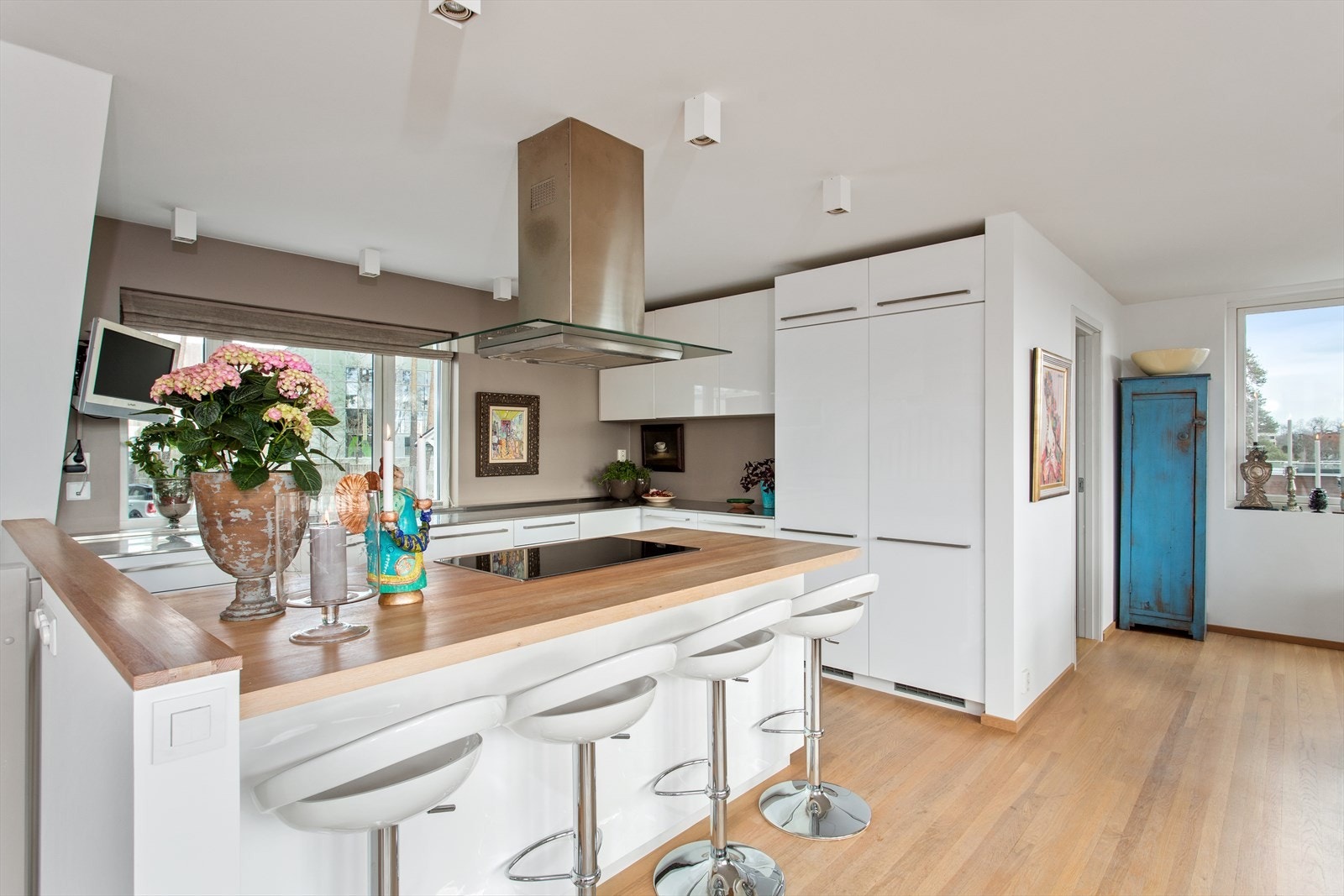 Organisert med barstoler, og en romslig kjøkkenøy. Alle hvitevarer er fra Siemens. Galleribilde