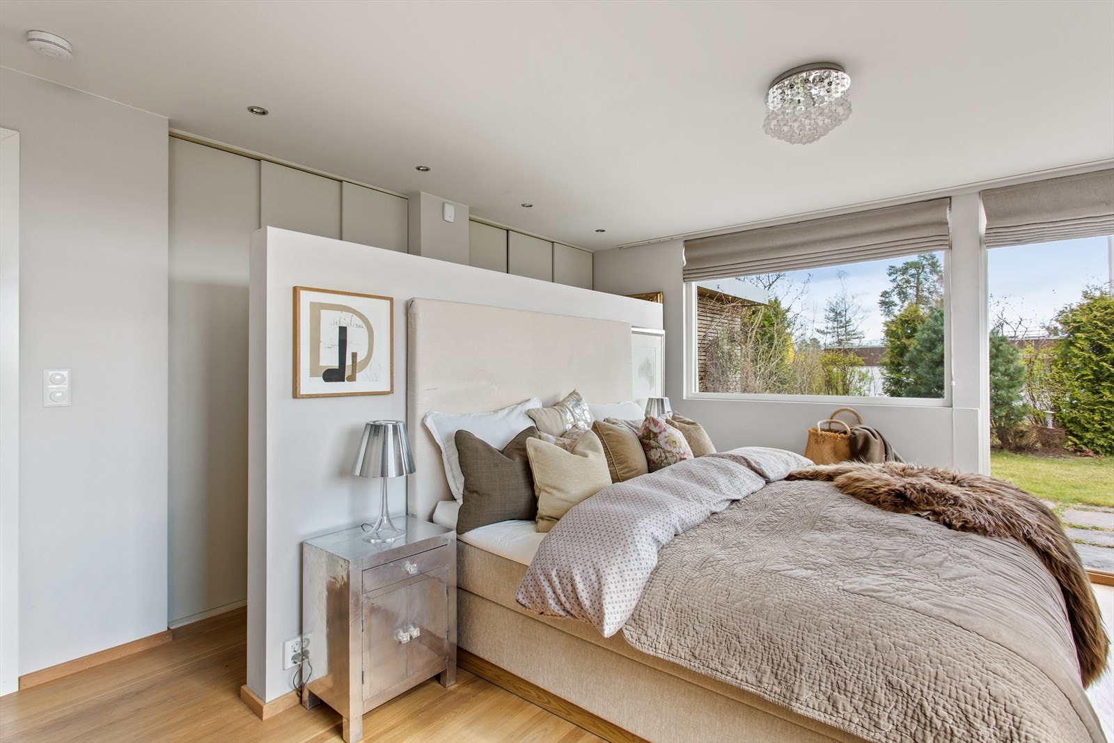 Master Bedroom med skjult walk-in-closet og egen utgang til markterrasse. Galleribilde