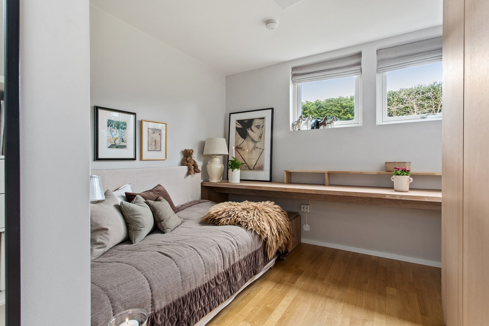 U.etg. romslig soverom ved siden av tv-stuen. Galleribilde