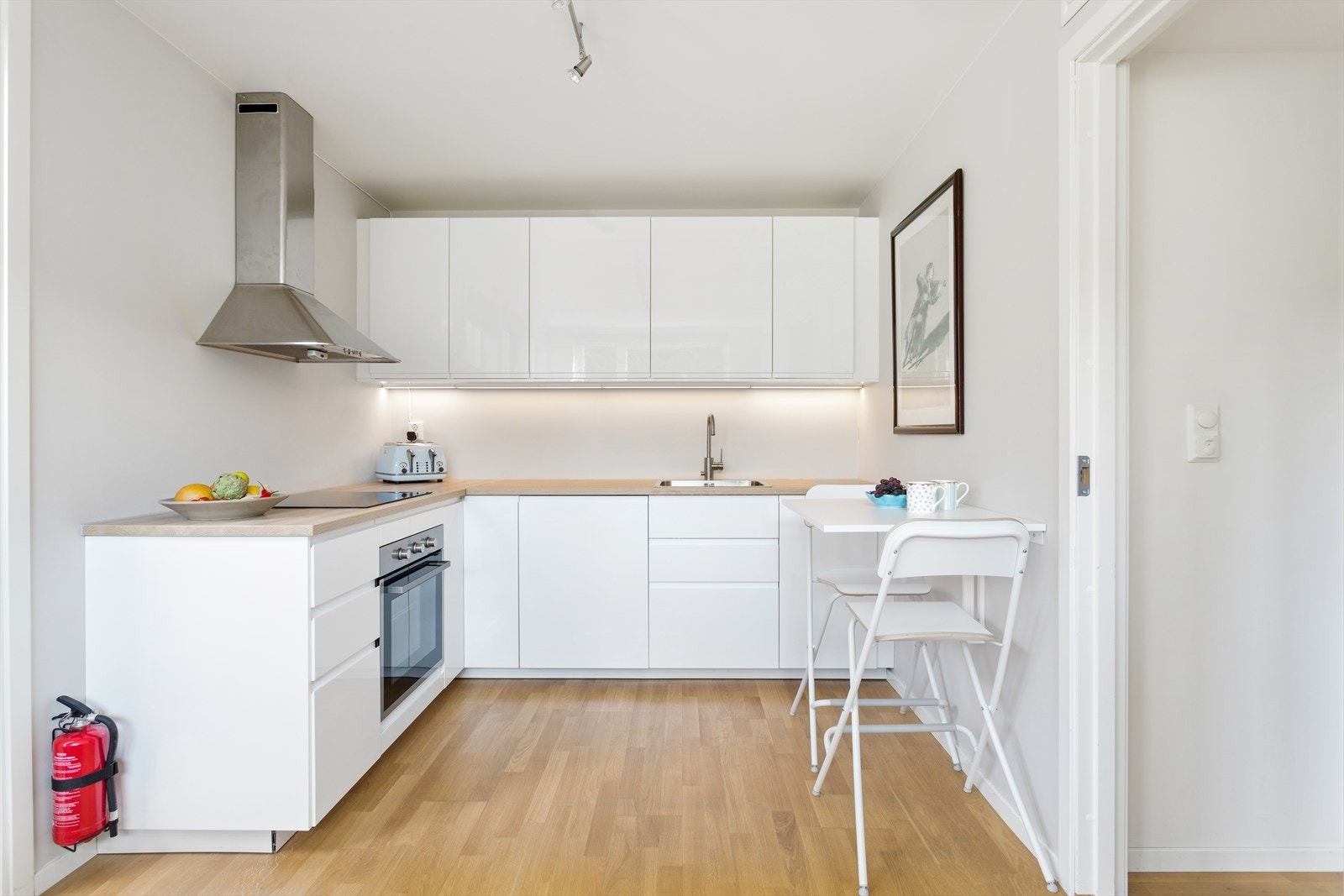 Romløsningen byr på åpen stue/ kjøkken-løsning, som er utstyrt med alt av nødvendige hvitevarer. Galleribilde