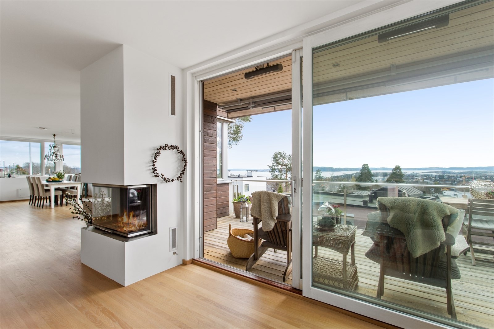 ''Funkisstilen'' med store gulv-til-tak- vinduer, ved terrassen. Galleribilde