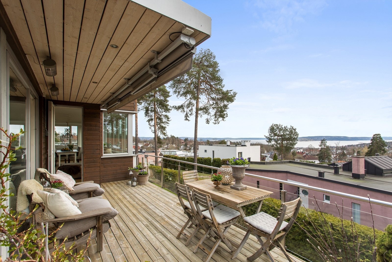 Montert elektrisk markise, stikkontakt på vegg og innfelte spotter i overbygg. Galleribilde