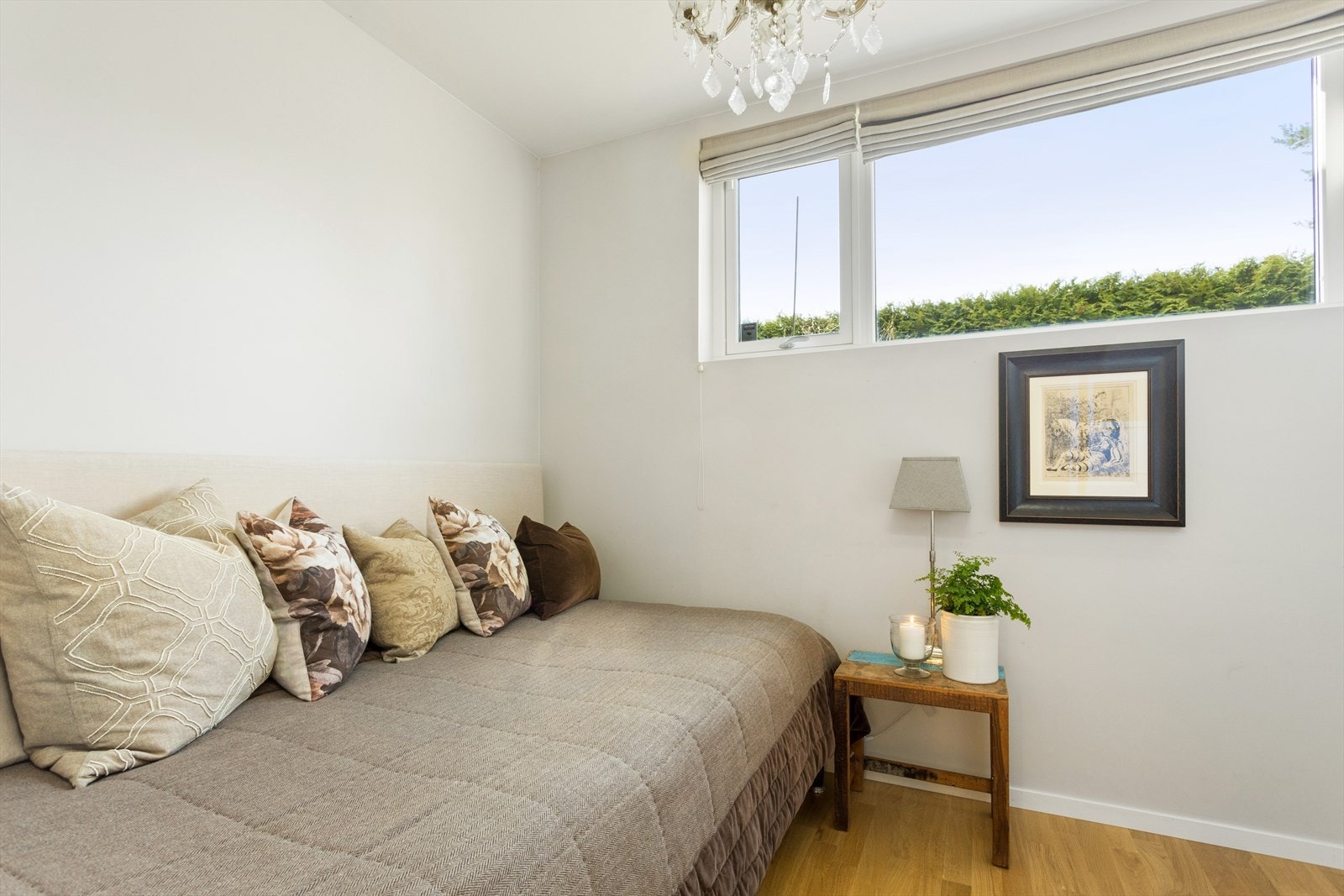 Tilslutt kommer soverommet i ''hybeldelen,'' hvor vindu vender ut mot hagen. Galleribilde