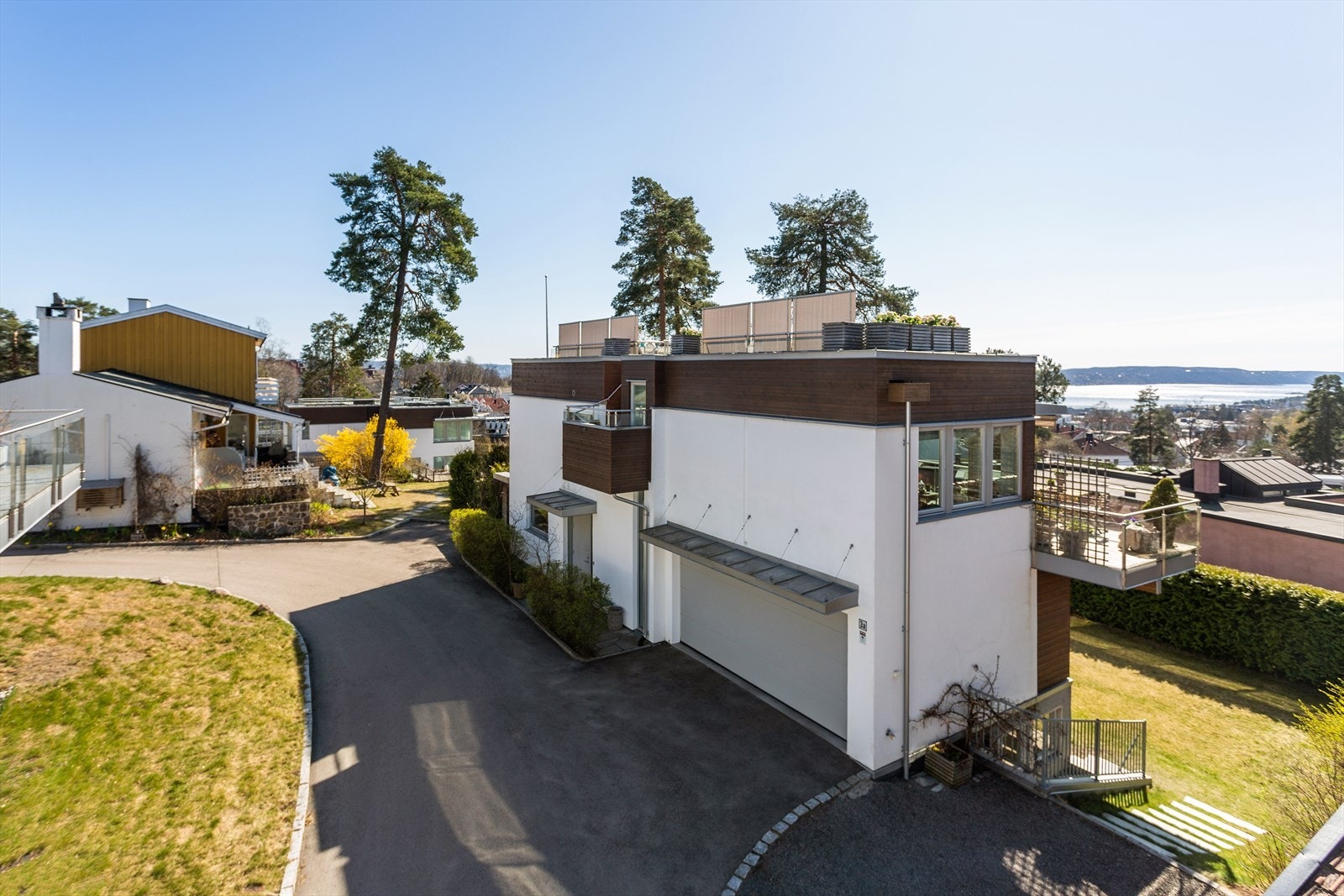 Privat vei i stille blindgate, hyggelig nabolag! (Redskapsbod til ekstra lagring på motsatt side av garasjen). Galleribilde