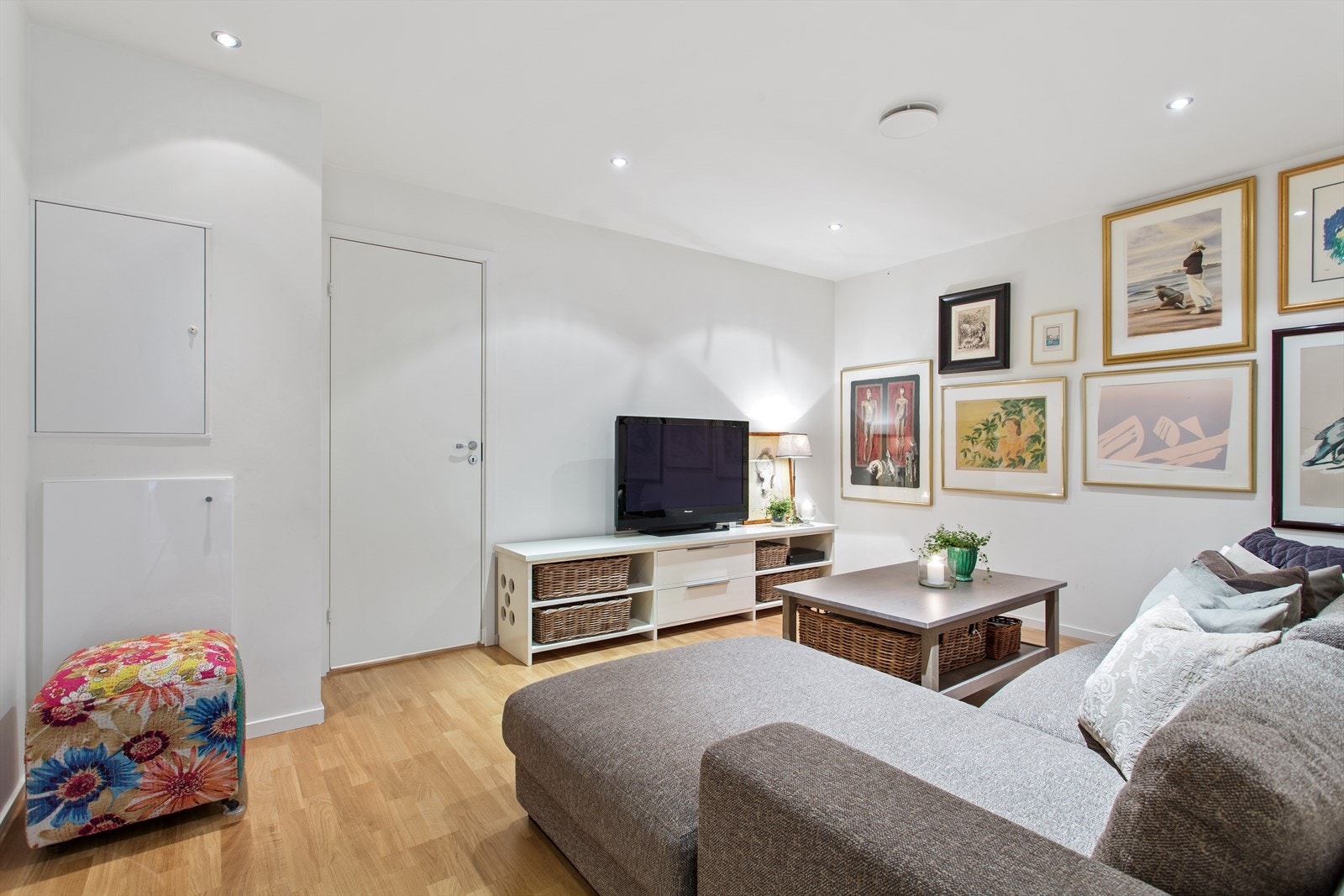 U.etg: Hyggelig tv-stue med god plass til sofaseksjon. Downlights i taket. Galleribilde