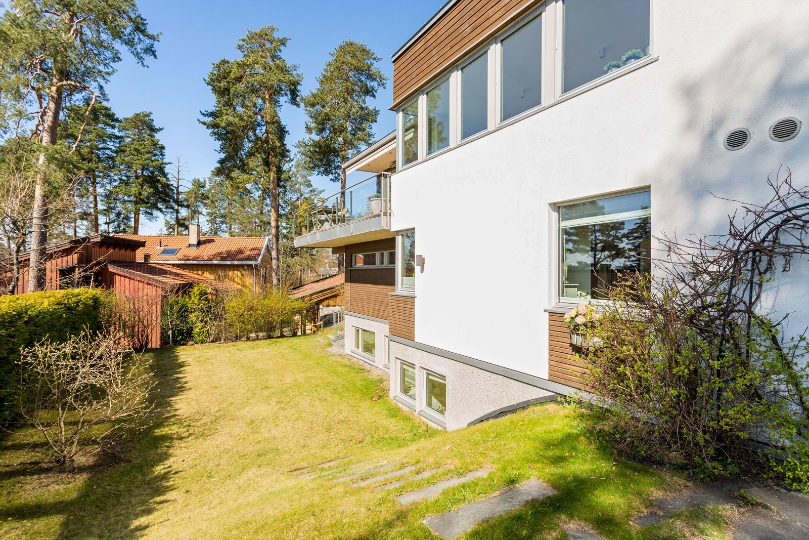 Stor, fin og solrik hage i front (tomten er på 393m²). Galleribilde