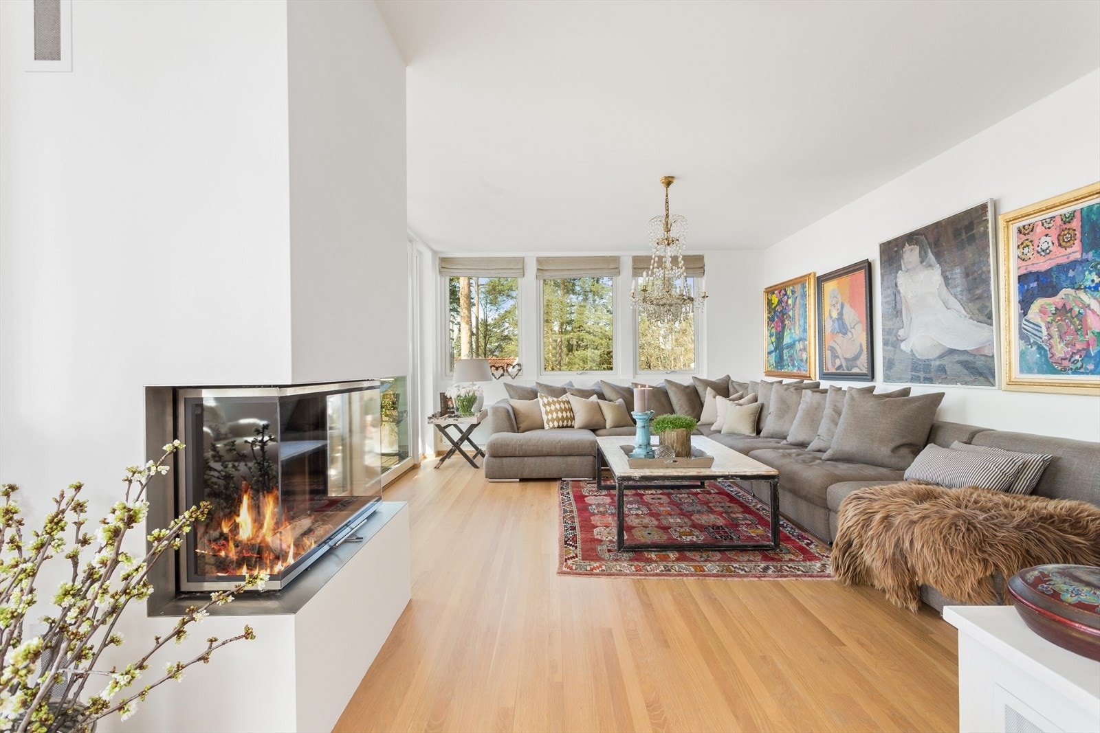 Stuedelen byr på en romslig sofaseksjon, moderne peis og utgang til en stor terrasse. Galleribilde