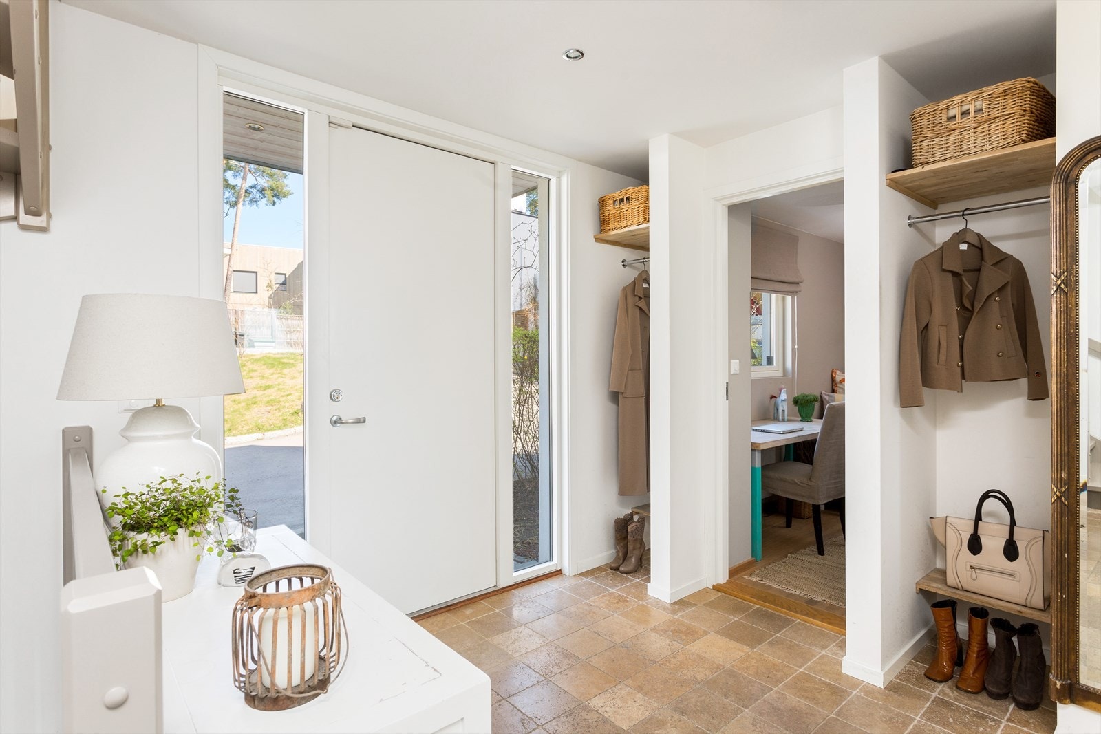 Entré - Integrerte garderobeløsninger/ klesstativ og overskap, samt. kommoder. Galleribilde