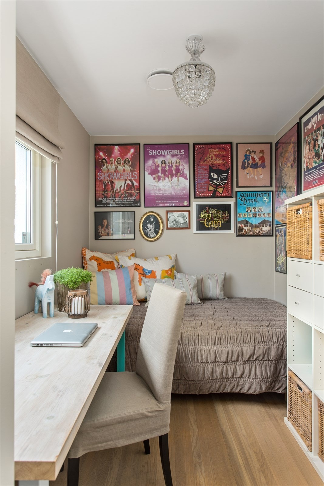 Soverom i 1.etg. Lyst og fint, med god romstørrelse og plass til hyller og skrivebord. Galleribilde