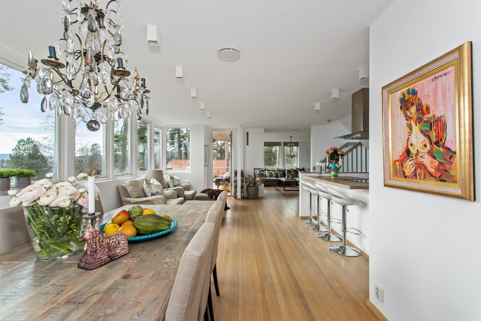 Stuen strekker seg gjennom hele etasjen, og brukes som ''spisestue'' i den ene enden, og hovedstue i den andre. Galleribilde