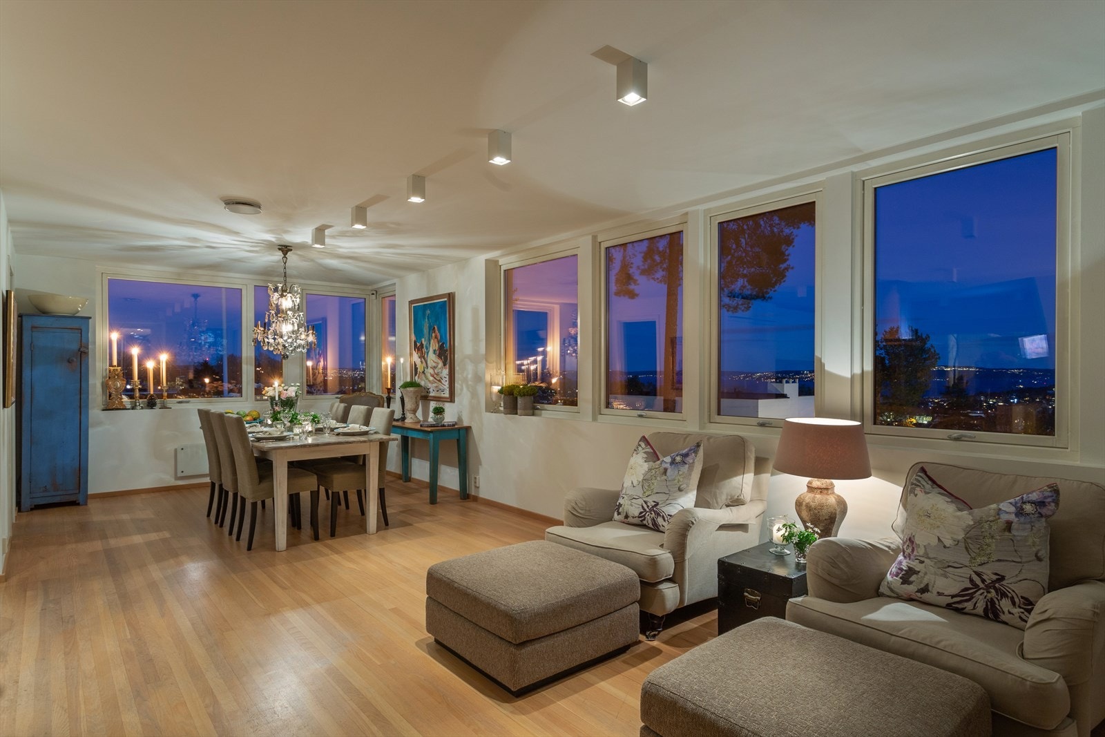 Romløsningen er åpen og byr på en rekke store vinduer (særlig sydvendt). Galleribilde