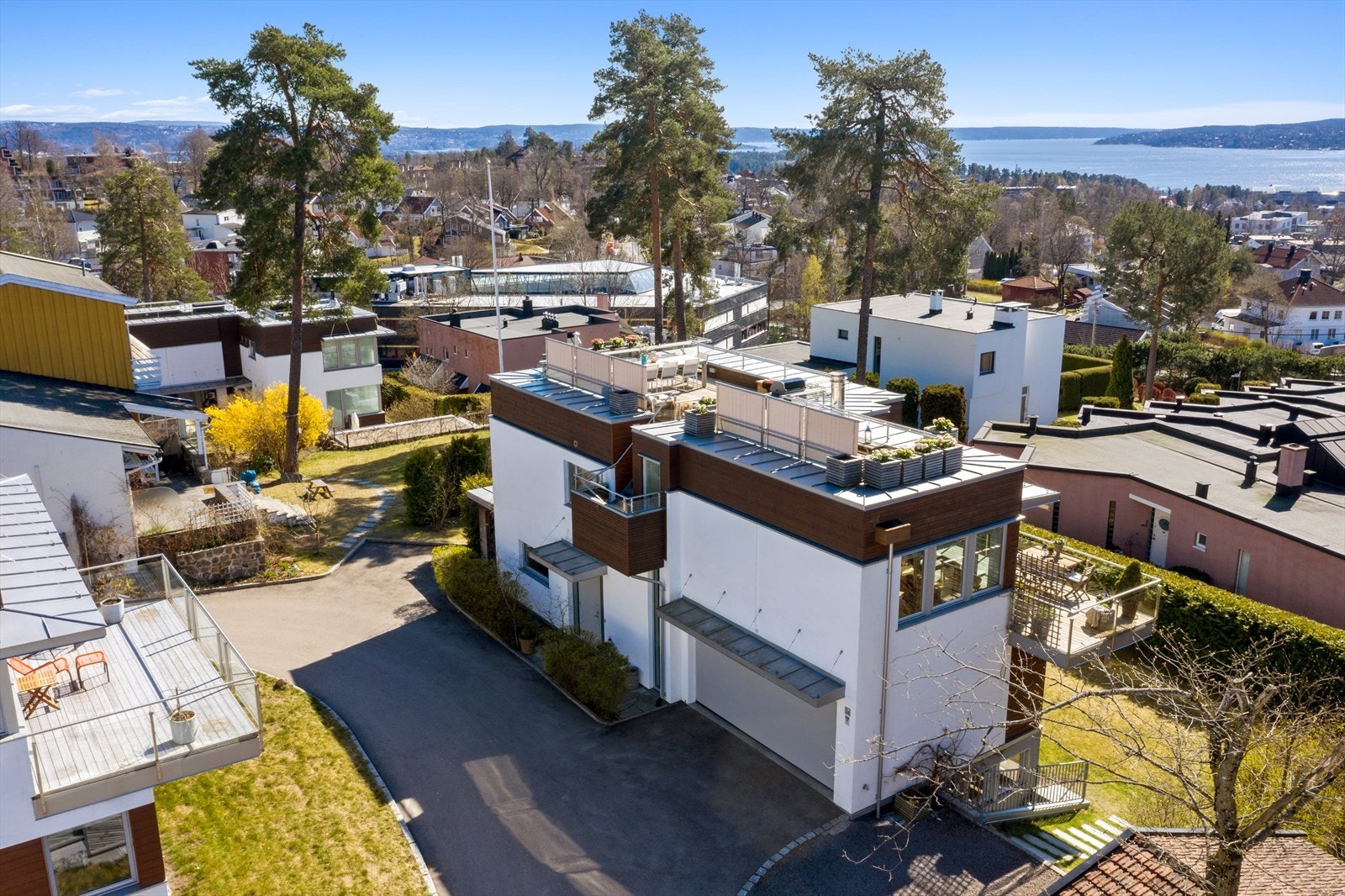 Arkitekttegnet i funkisstil med integrert dobbelgarasje. Galleribilde