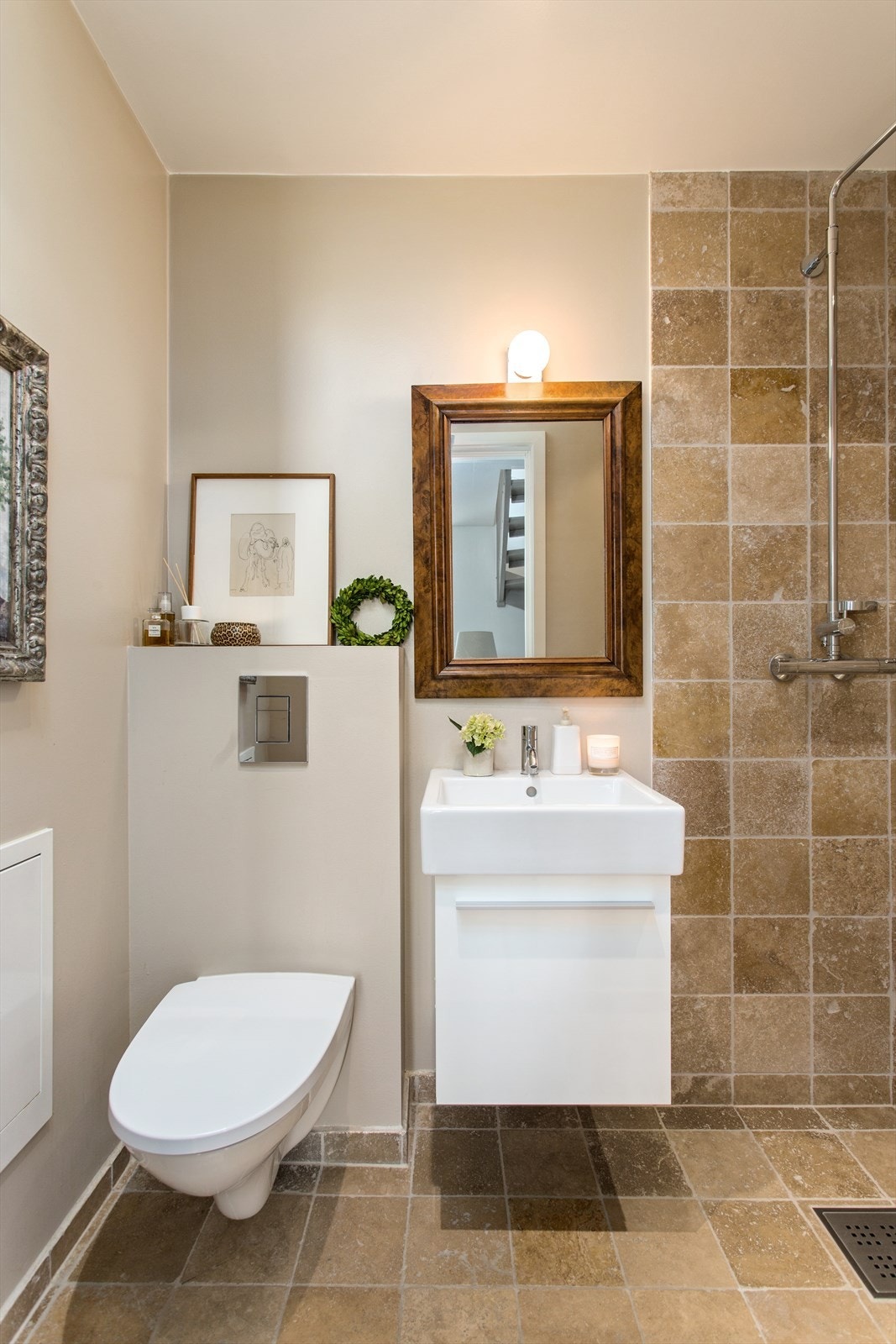 Delvis flislagt gjestetoalett i entré med gulvvarme og lekre detaljer! Galleribilde