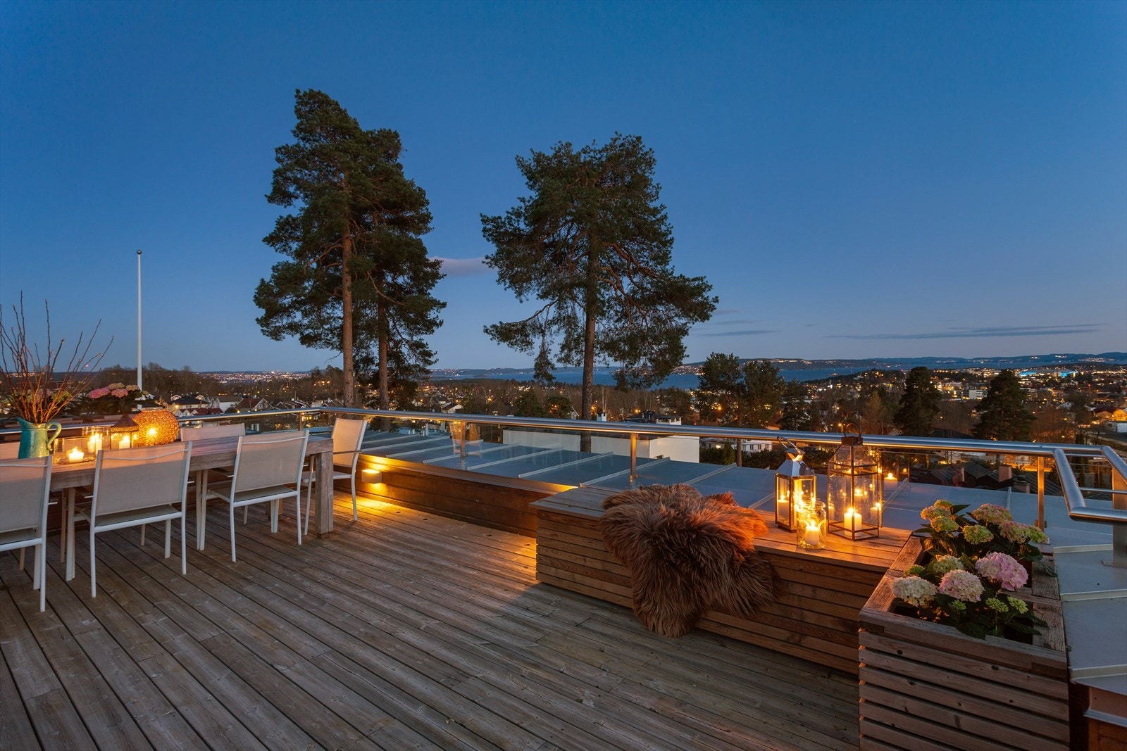 Legg merke til hvor høyt i terrenget boligens tak befinner seg. Galleribilde