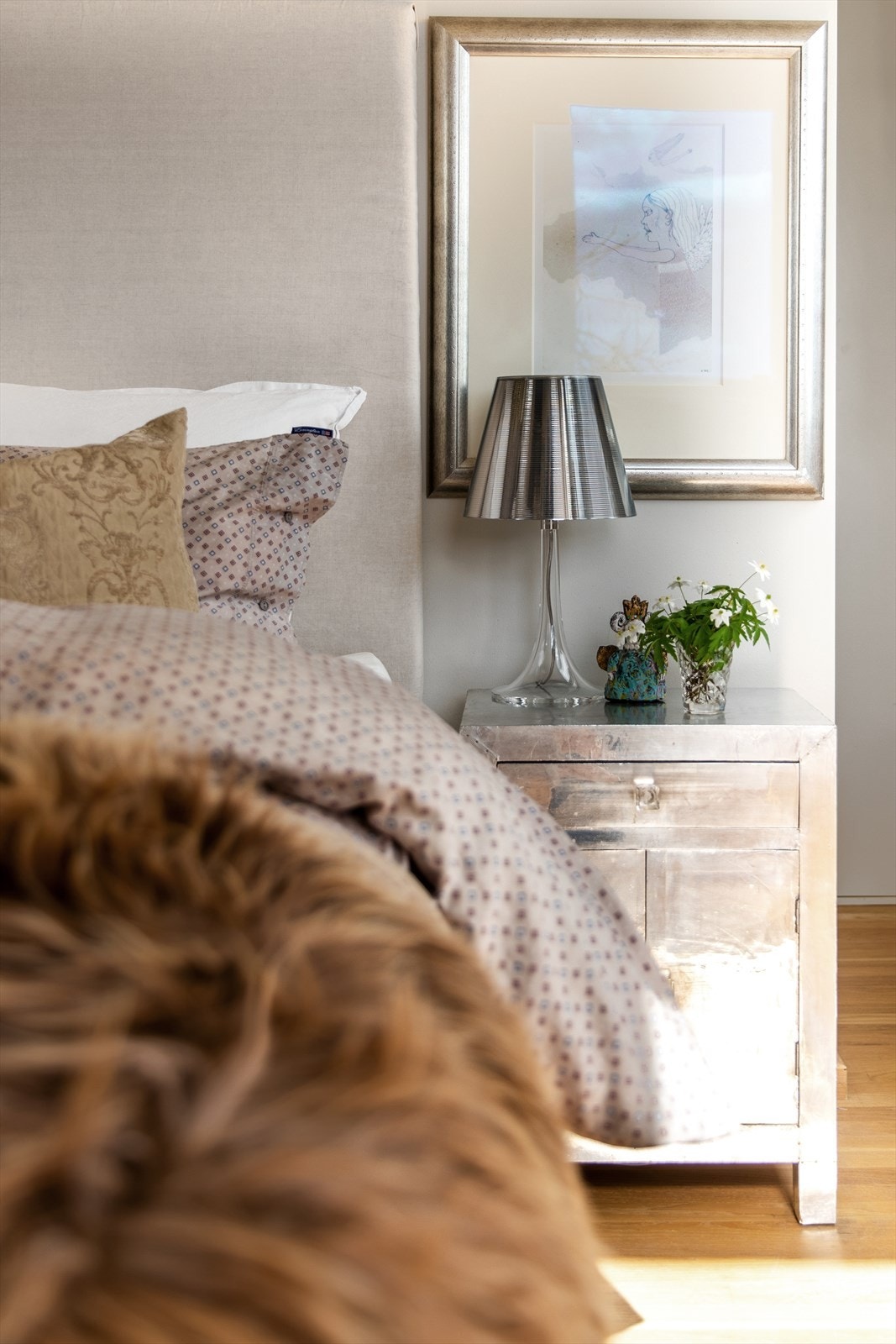 God plass til stor dobbeltseng med tilhørende nattbord og kommoder. Galleribilde