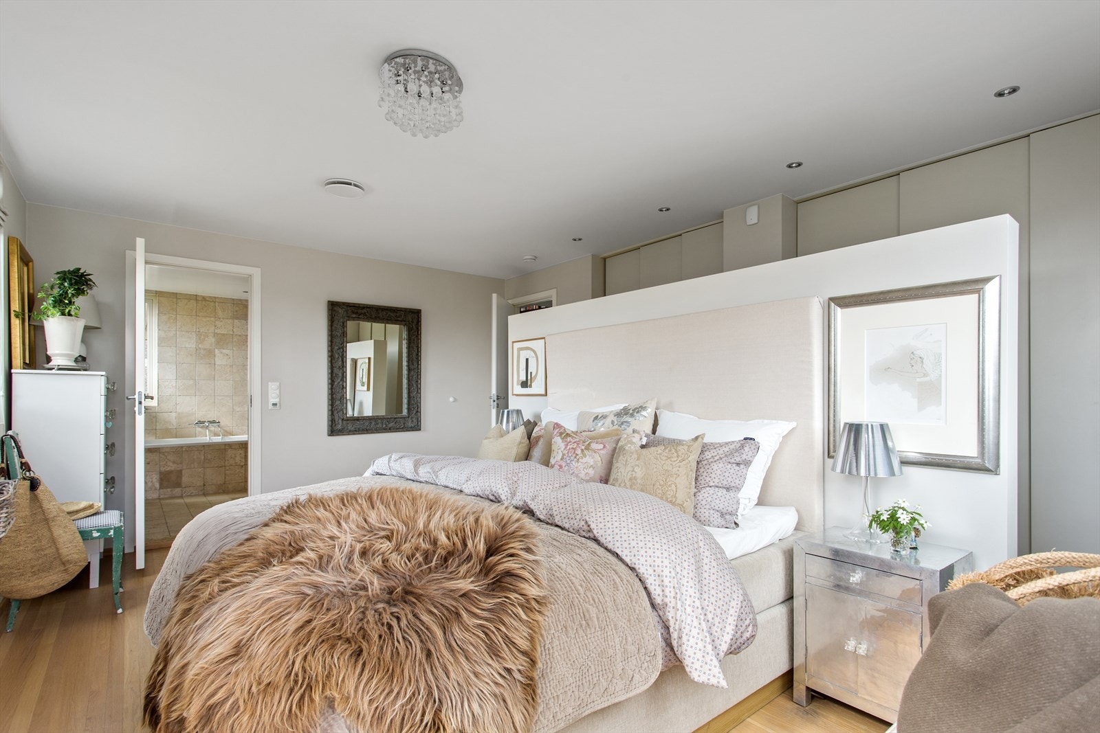 I motsatt ende er det tilgang til et privat baderom. Galleribilde