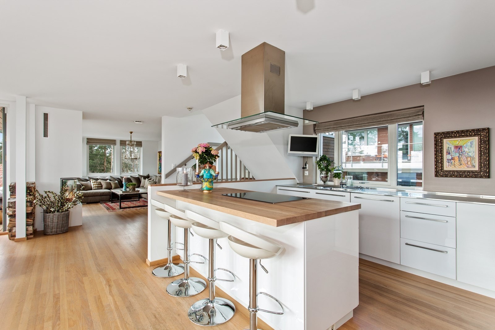 Innbydende og gjennomtenkt planløsning. Innfelt belysning, og god benkeplass! (Trappen leder opp til boligens takterrasse!) Galleribilde