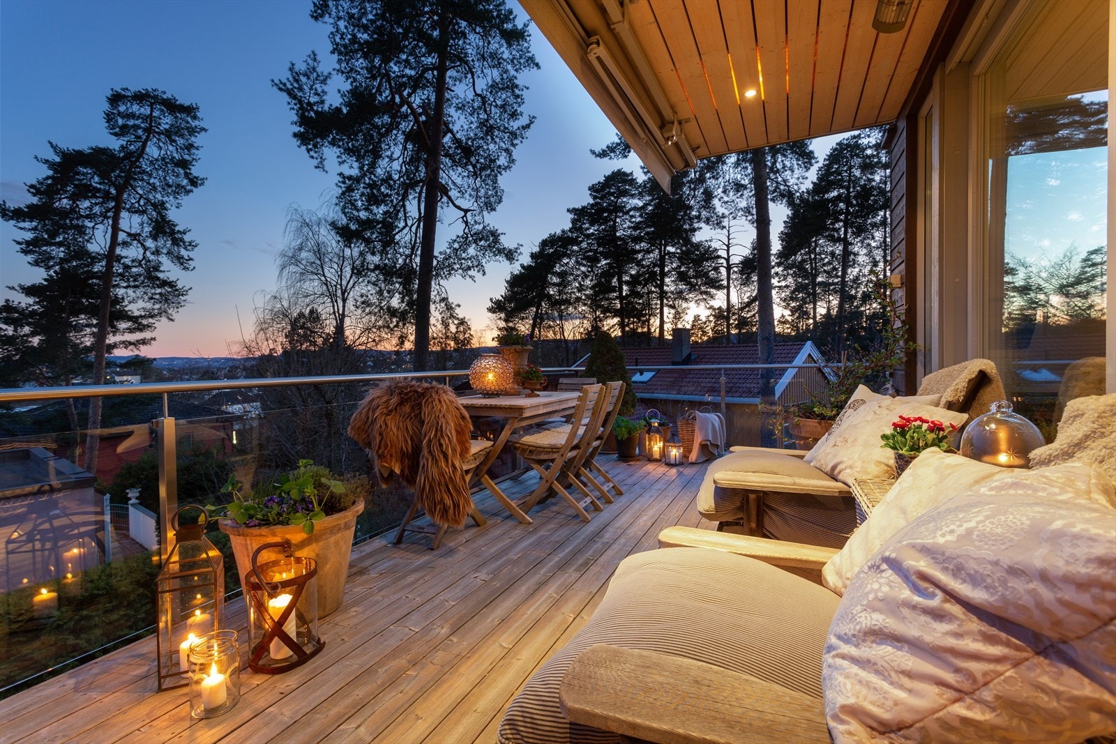 Her kan man trekke seg tilbake med tak over hodet, og skru på varmelampene. Galleribilde