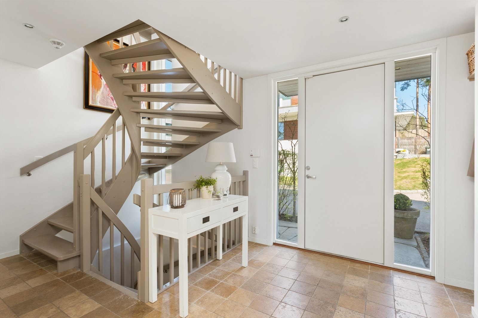 Flislagt entré med gulvvarme. Det er god plass, lyst og åpent! Galleribilde