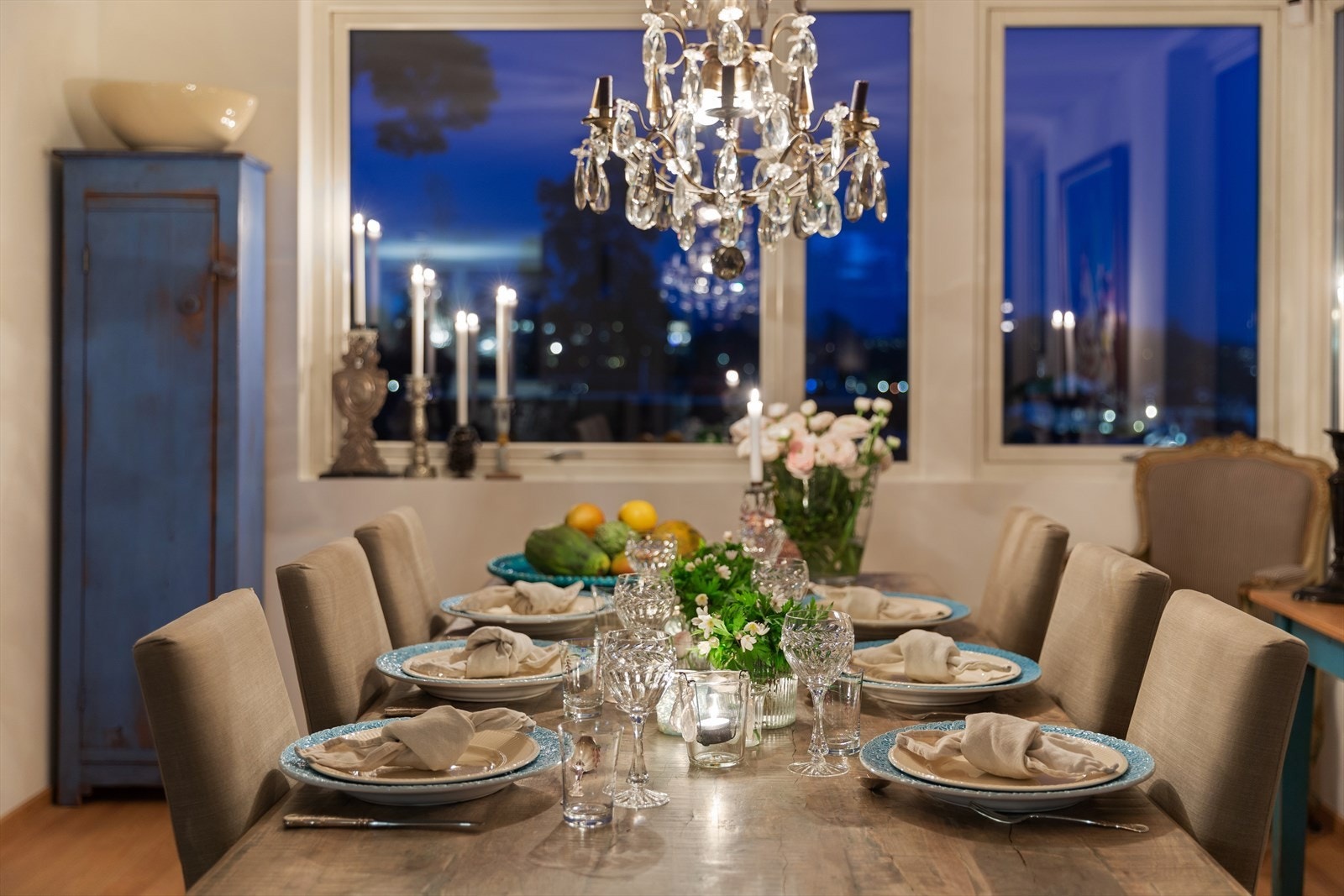 Hyggelig spisestue, hvor det er god plass til langbord/ selskapsbord. Galleribilde