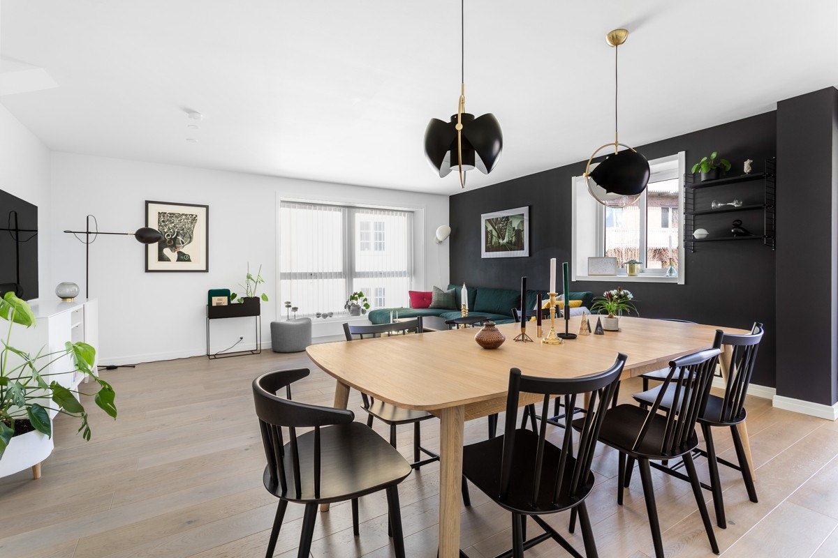 Påkostet, lekker 3-roms i indre gård med heis og balkong. Attraktiv beliggenhet med kort vei til alt Galleribilde