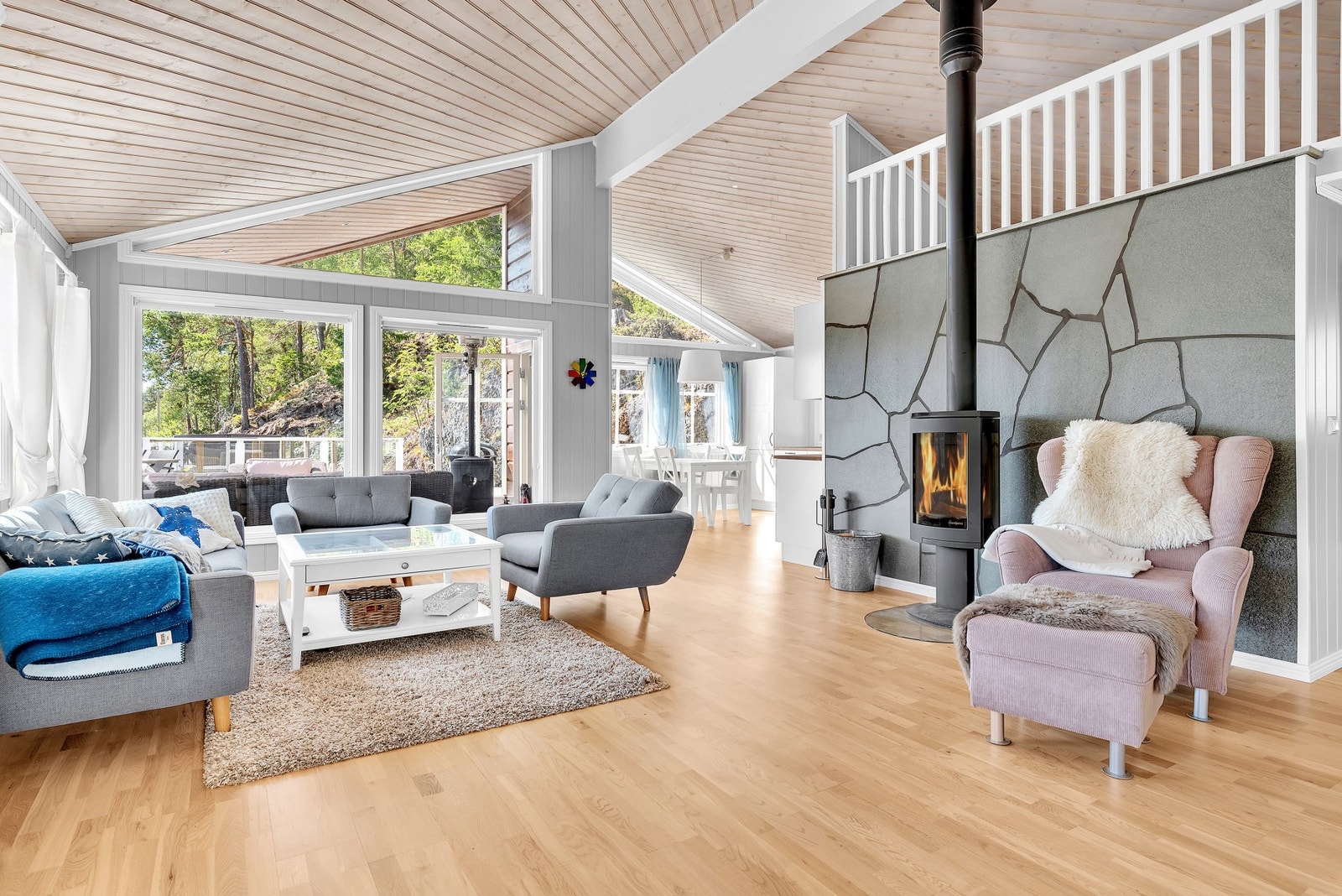 Hytta er oppført med god takhøyde. Vedfyring. Galleribilde