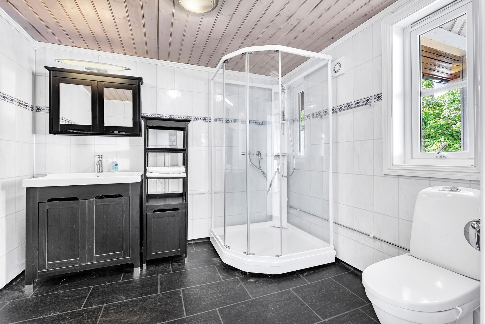 Bad med vannklosett. Galleribilde