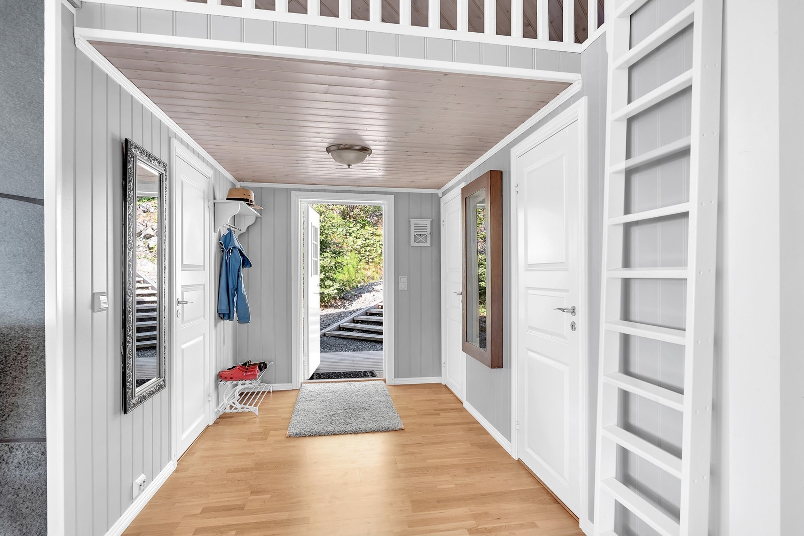 Romslig gang med inngang til innvendig bod. Galleribilde