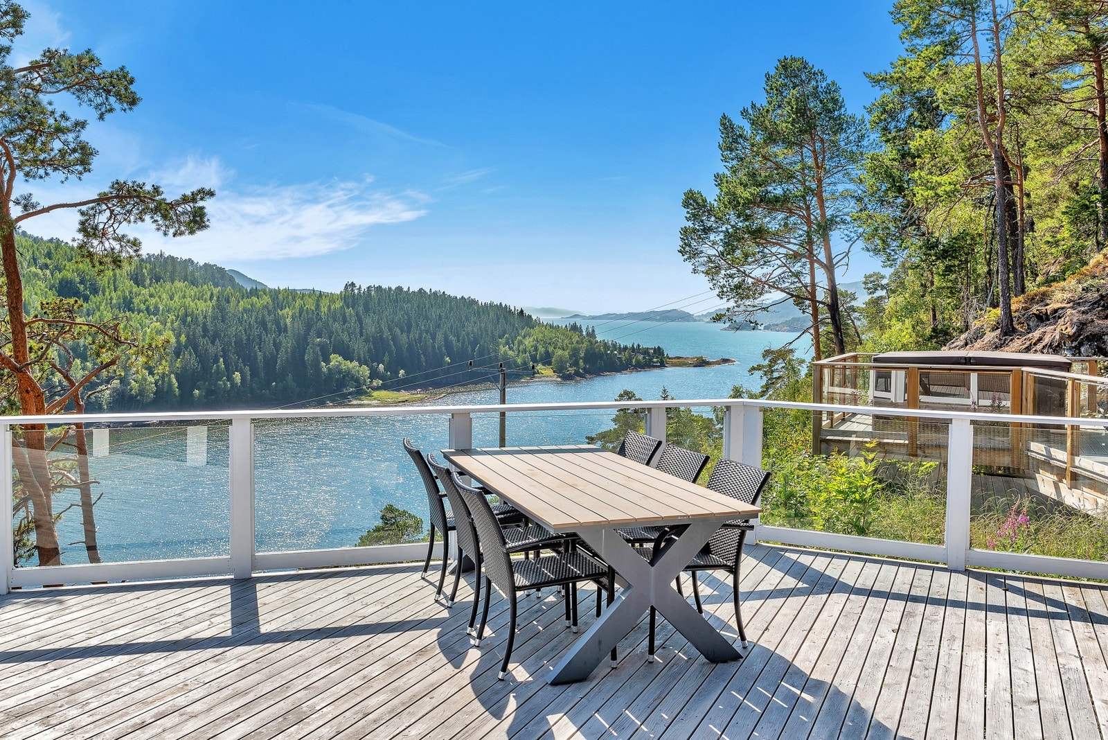 Velkommen til Paradiset Vest 57. En innholdsrik hytte med mange soveplasser, nærheten til sjøen, skjermet beliggenhet, jacuzzi og veg helt frem til hytta. Galleribilde