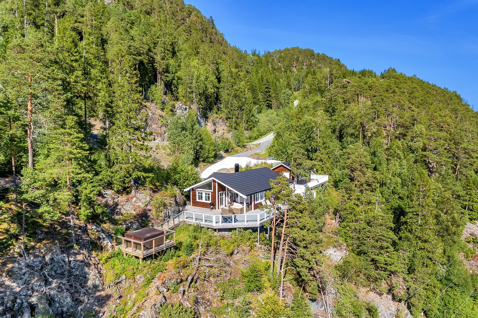 Hytta er oppført i 2009, og har svært romslig og privat terrasse. Galleribilde