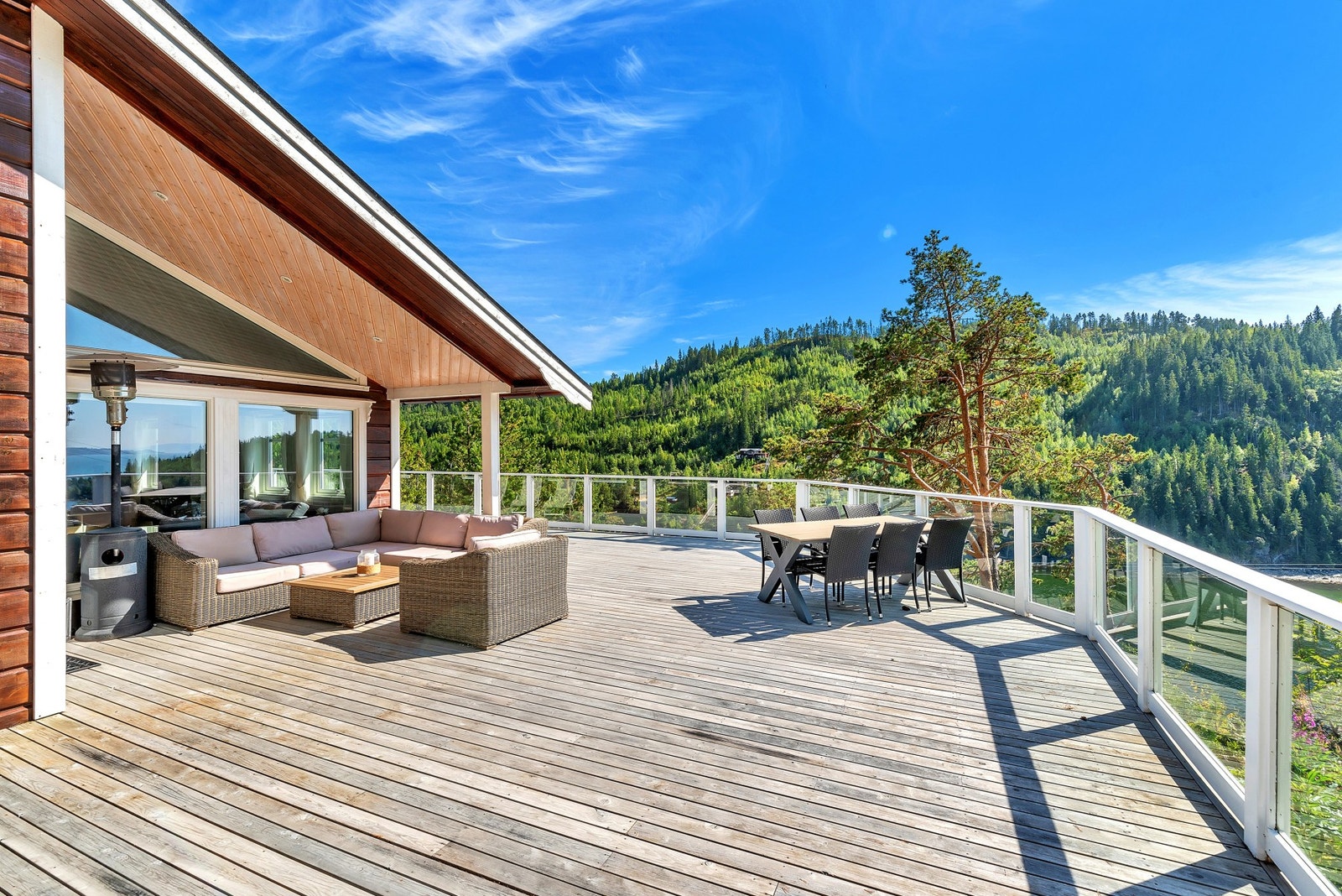 Stor og solrik terrasse Galleribilde