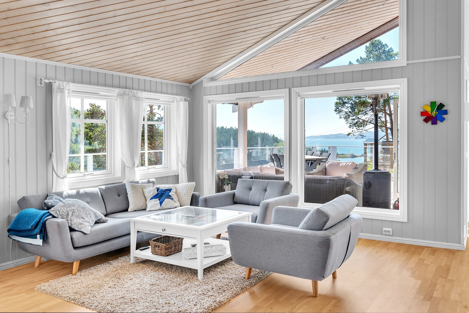 Romslig og lys stue. Galleribilde