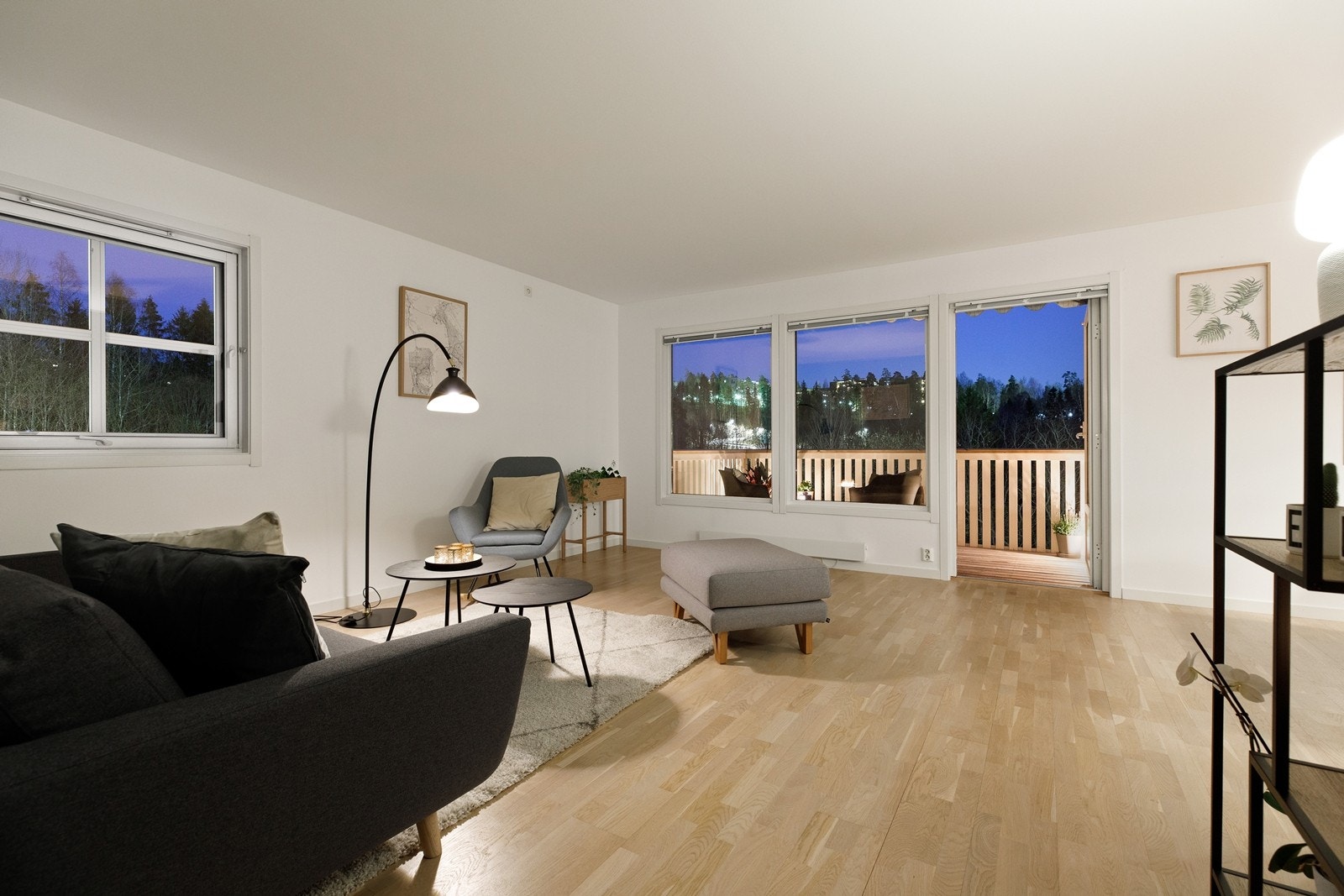 Stemningsbilde av stuen med utgang sydvendt usjenert og solrik balkong Galleribilde