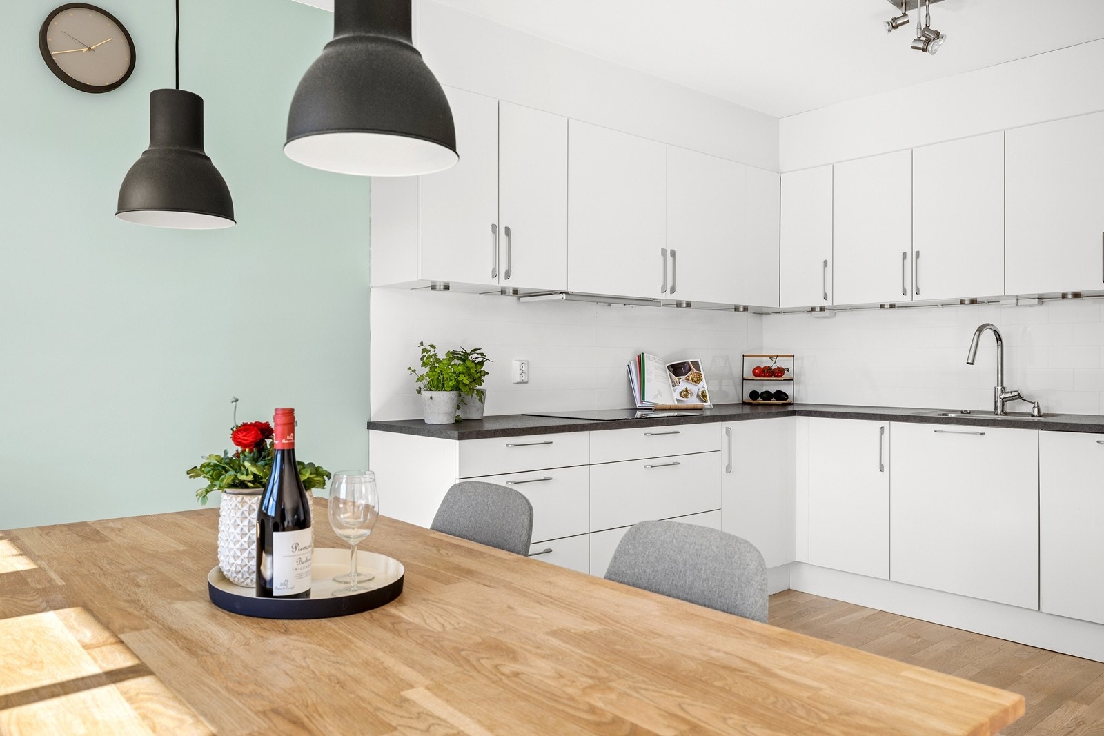 Hvit glatt kjøkkeninnredning fra 2016 med integrerte hvitevarer Galleribilde