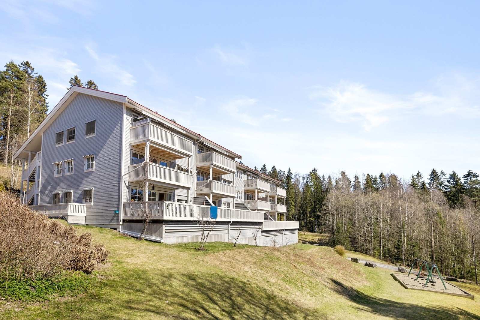 Sameiet har store felles grøntområder, i tillegg til at boligen ligger inntil skogen og uante turmuligheter langs Ljanselven og inn i Østmarka Galleribilde