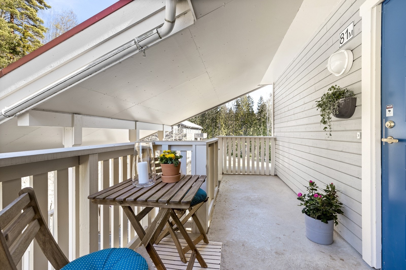 Hyggelig inngangsparti fra svalgang. Avsatt plass til frokostplass Galleribilde