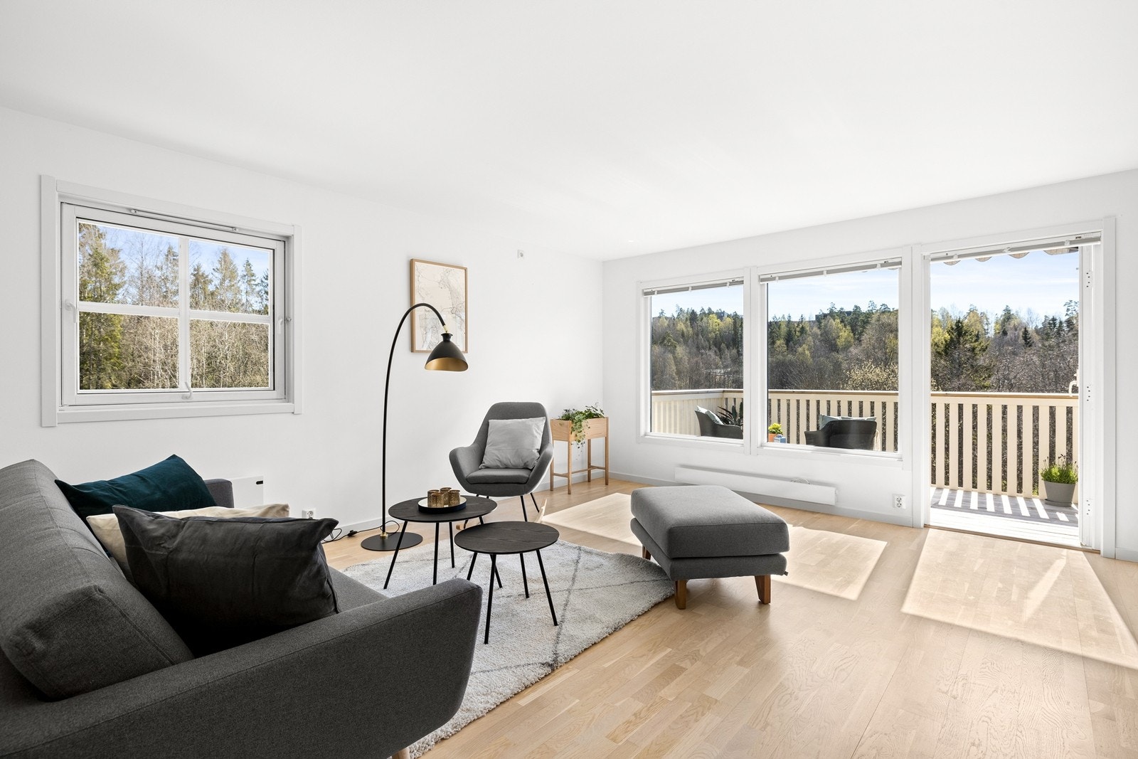 Romslig og lys stue Galleribilde