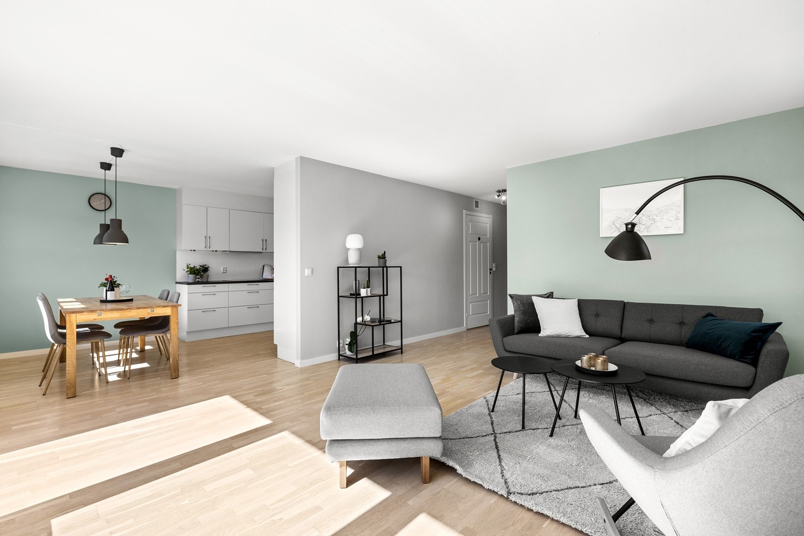 Delvis åpen kjøkkenløsning mot stuen Galleribilde