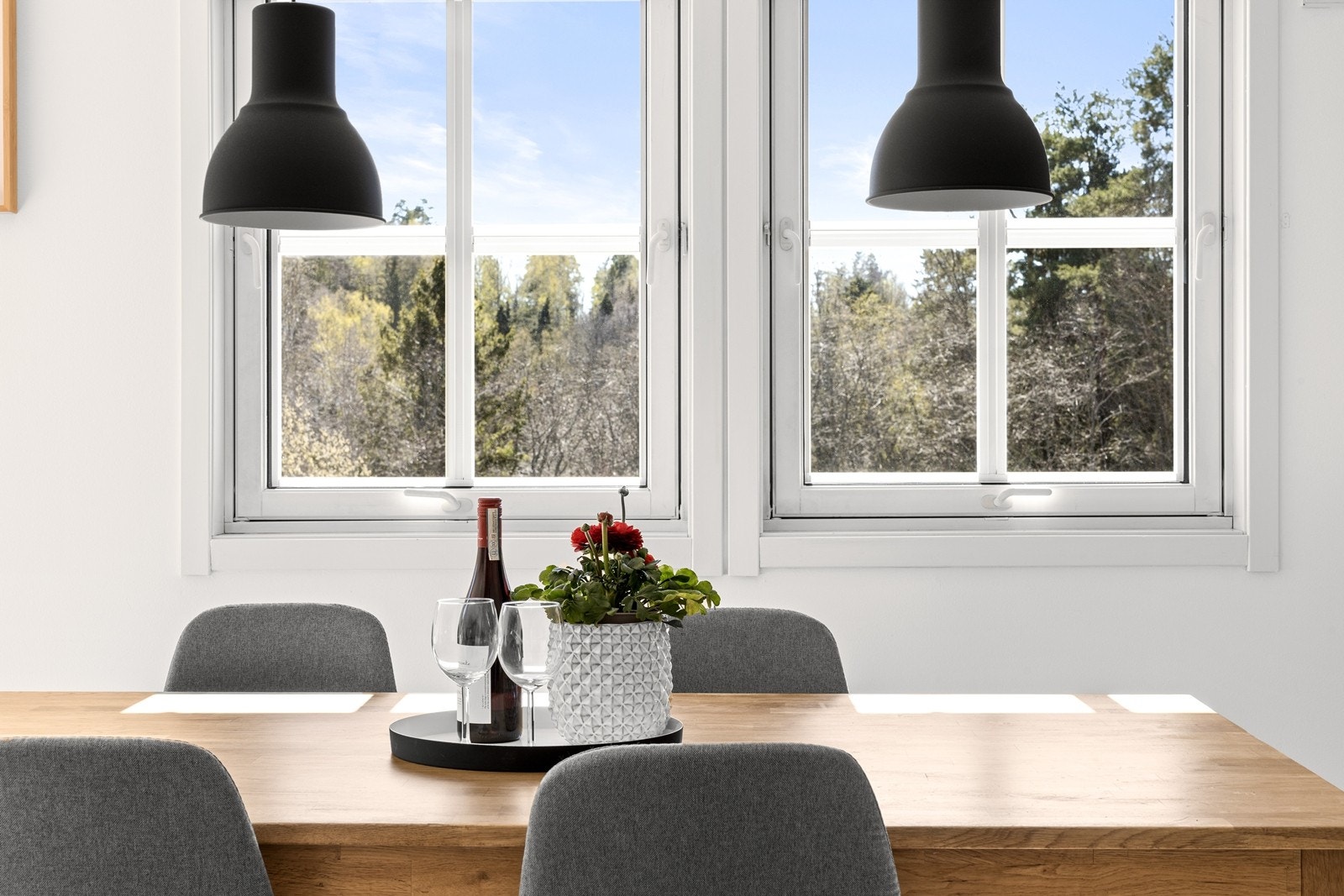 Hyggelig utsyn fra spisestuen Galleribilde