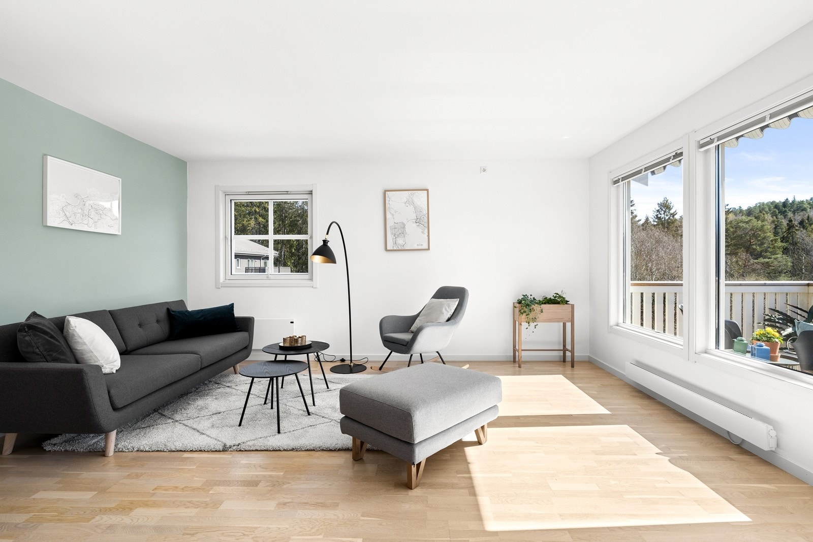 Endeleilighet med vinduer mot syd og vest, dette bidrar til at leiligheten får mye naturlig lys Galleribilde