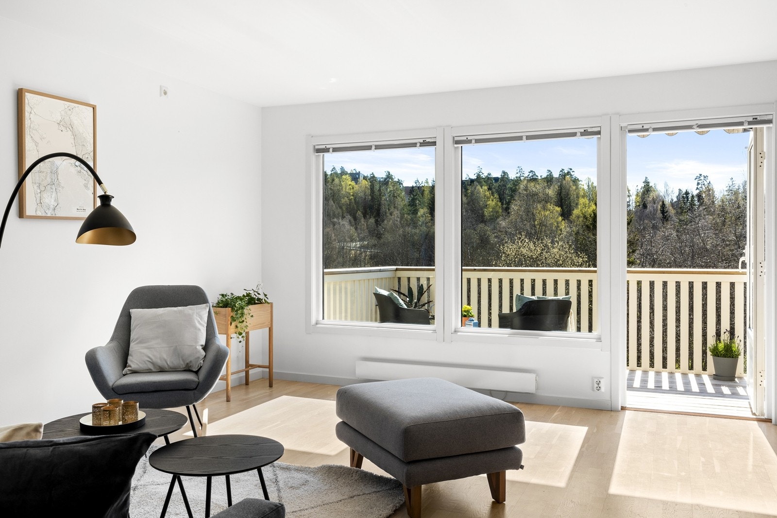 Lys og trivelig stue med utgang romslig usjenert balkong Galleribilde