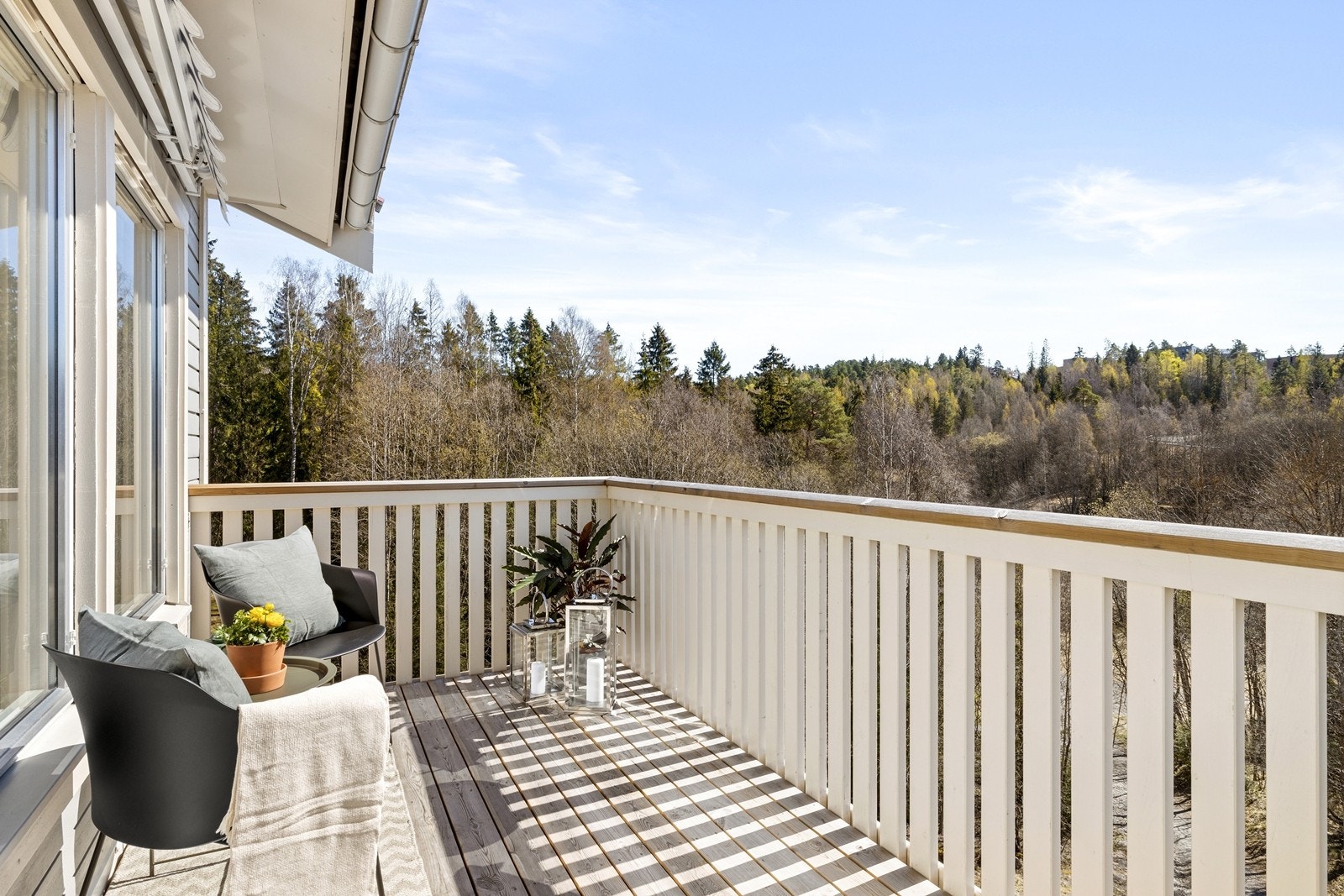 Romslig balkong Galleribilde