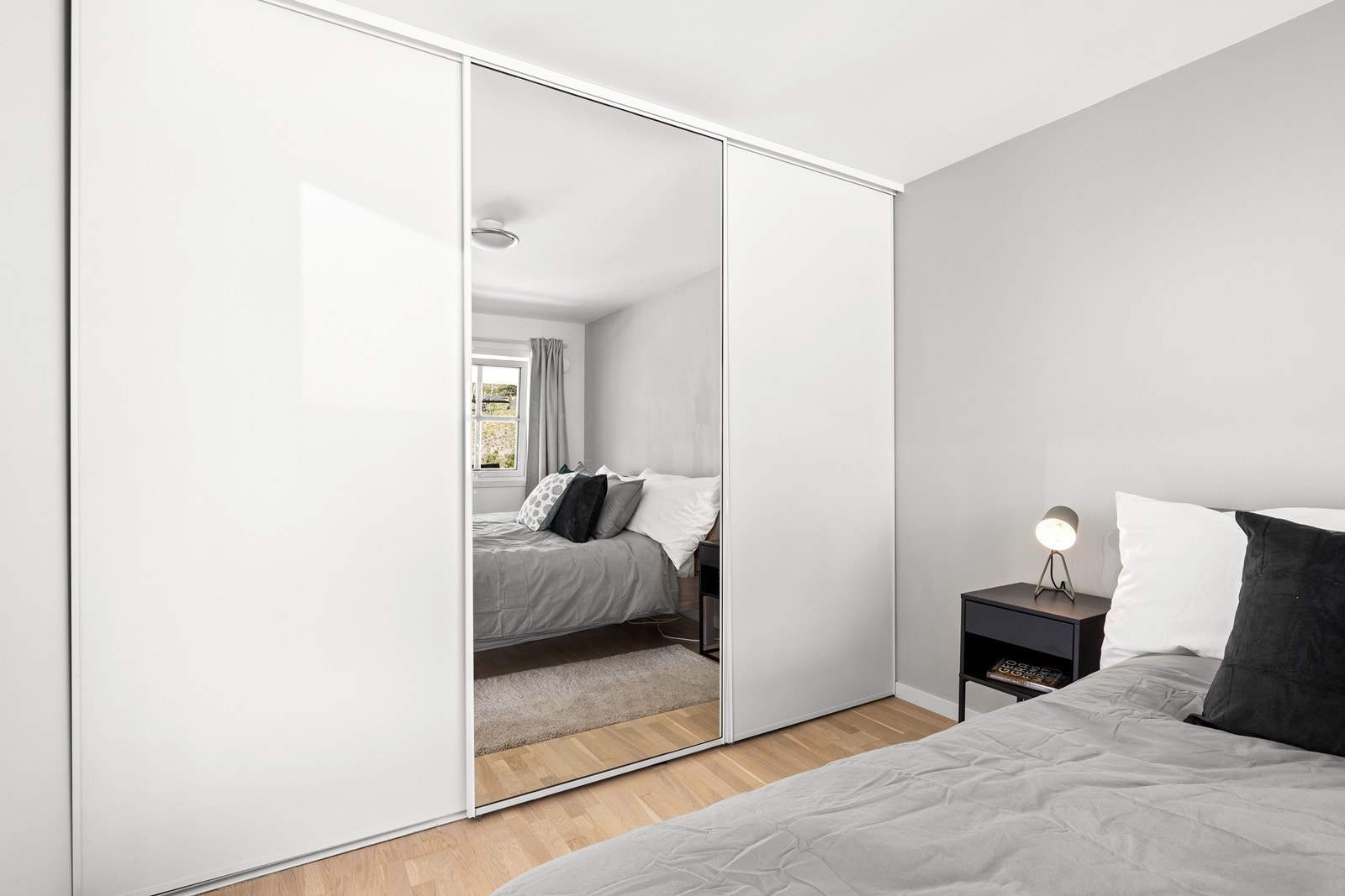 Soverom 1 med god garderobeplass Galleribilde