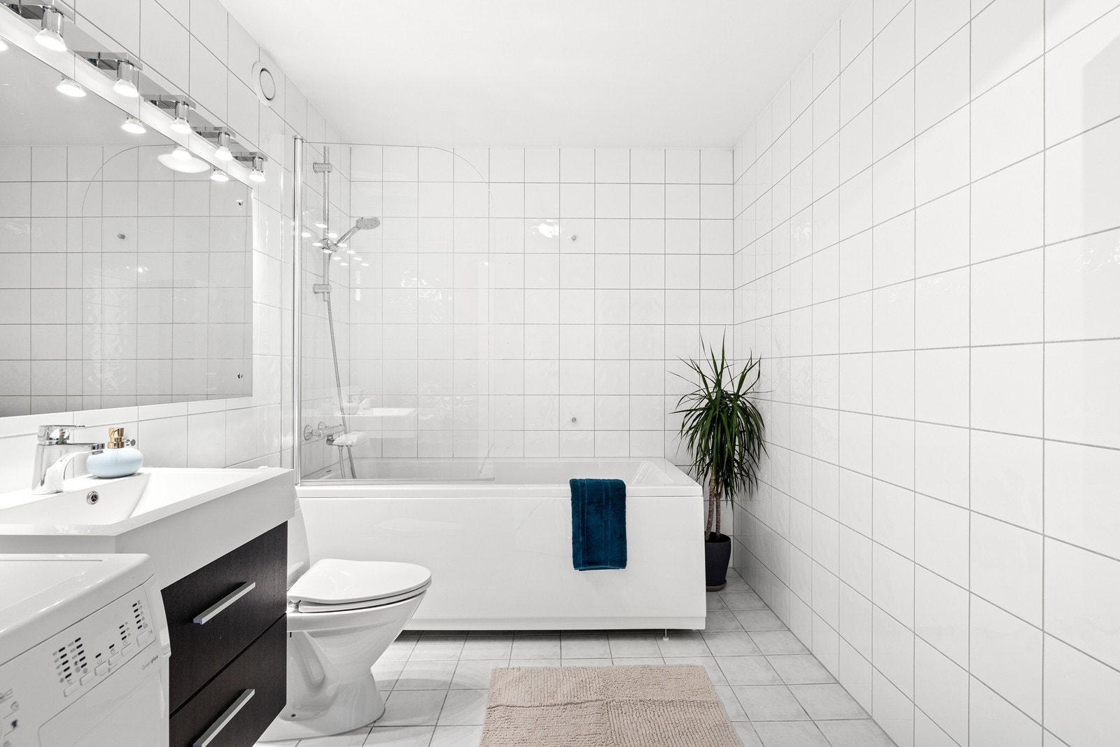 Romslig bad med badekar Galleribilde