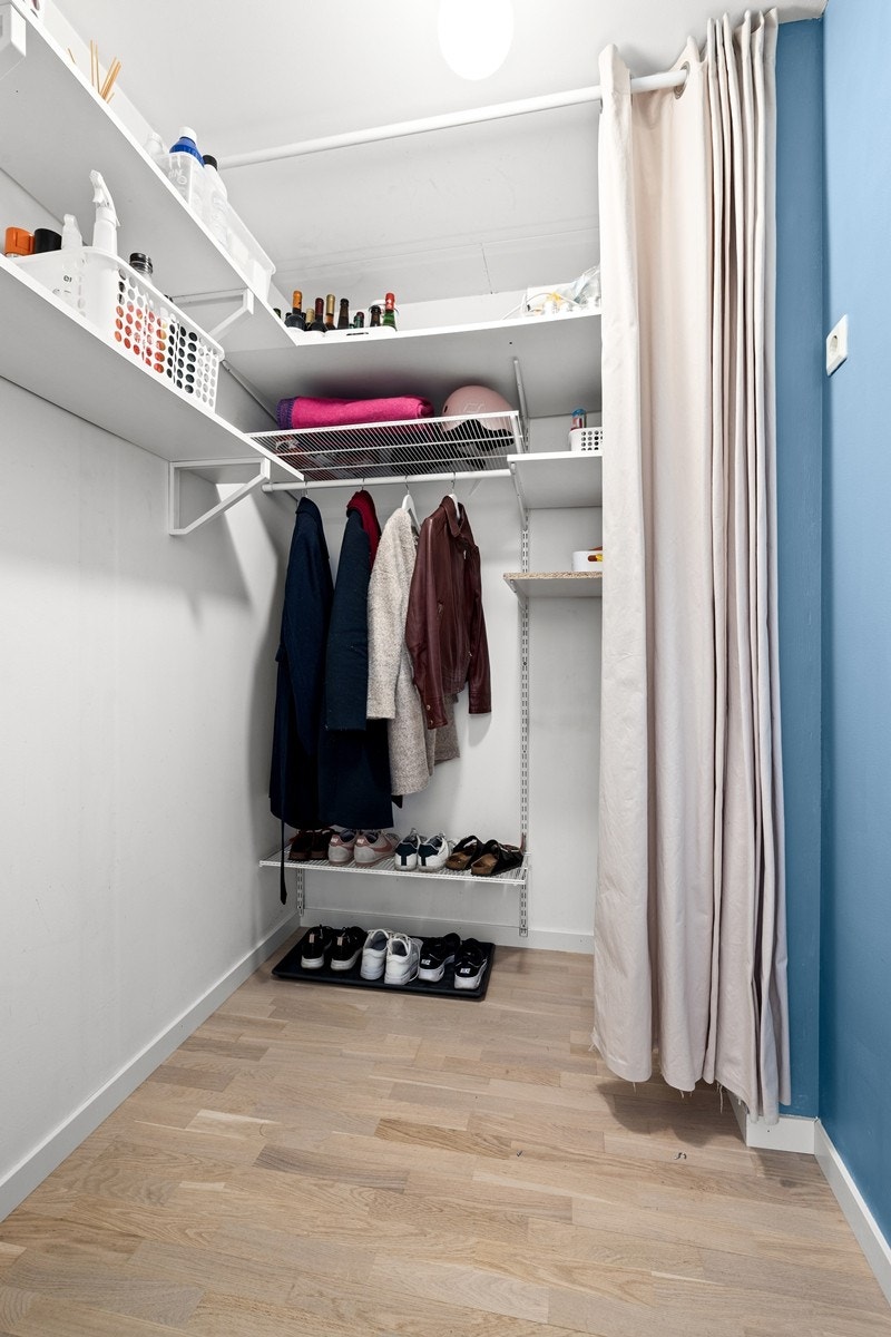 Praktisk klesbod rett ved inngangspartiet Galleribilde