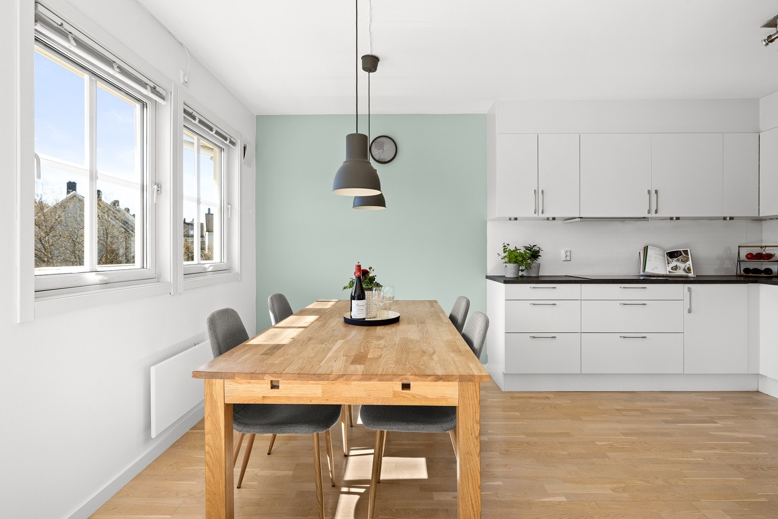 Spisestuen er i naturlig tilknytning til kjøkken og stuen Galleribilde