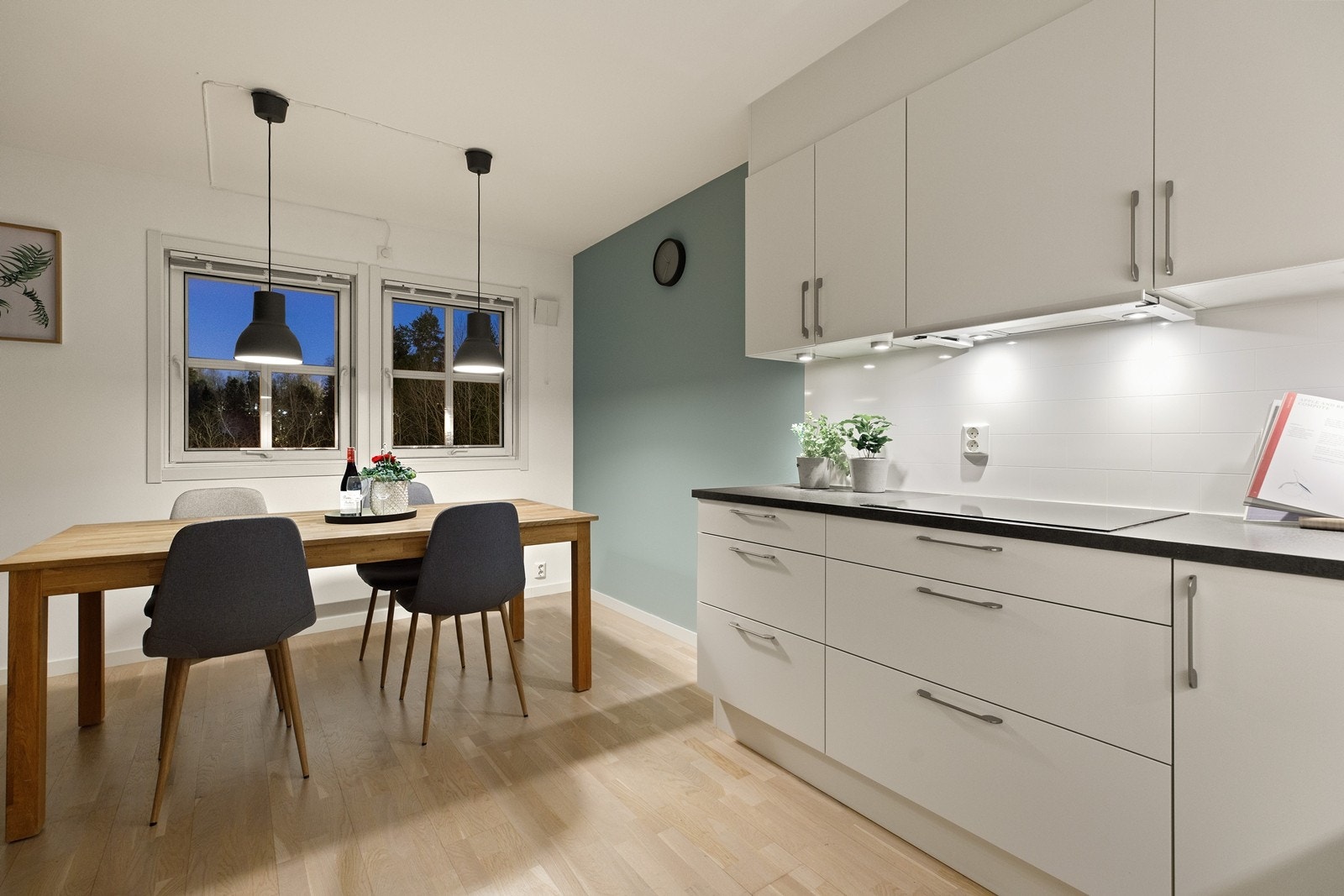 Stemningsbilde av kjøkken med spiseplass Galleribilde